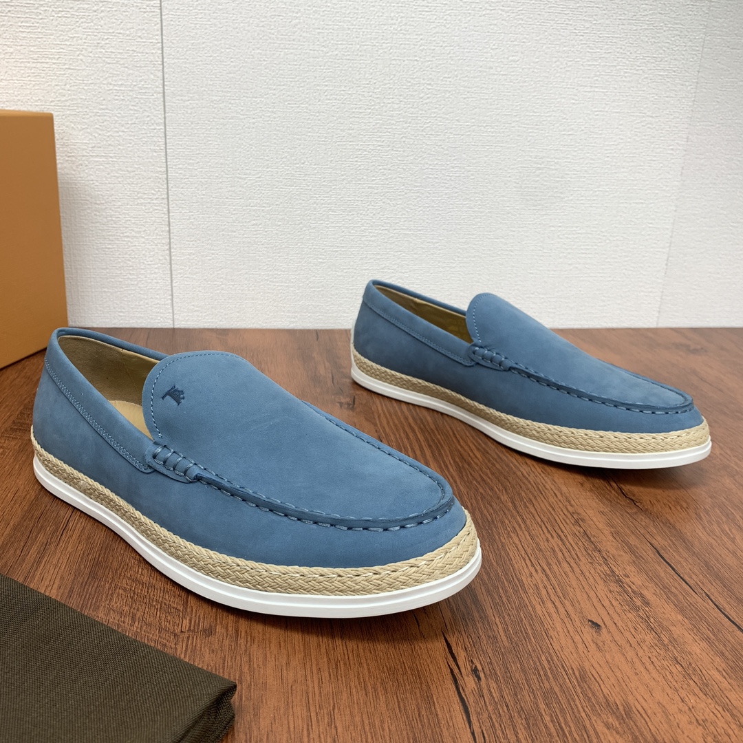 NO:270767,Code YS003545 Todds (TOD'S) OTV suede leather slippers shipped!  This slipper is made of velvet soft suede leather, paired with tods letter print, exposed stitching design, and the sole is equipped with hand-woven raffia inlays and rubber beans.  The fabric comes from Italian velvet calf fur. Careful friends can touch the silky texture with their hands and feel the high-end materials. They are made of classic light-colored calfskin. The circle is inlaid with color and Rafite, and the real line is made of the original line. There is no cracking or trouble of opening rubber. It is equipped with a classic brand Doudou rubber outsole, divided into transparent gel and pure rubber version, which is consistent with the official. The classic evergreen version, intuitive 45-degree hand-sewn mark thread, and the main style of matching with a variety of colors is your best choice for spring, summer, early autumn, travel, driving, and friends, jeans, casual styles, shorts, all of which are easy. The official colors are basically available. It is just that you choose the color. It can be said to be a shoe with a high volume. Friends who pursue quality and quality can feel at ease! Size 39-40-41-42-43-44  Standard leather shoe size!  Article No. 0903 Glossy Sky Blue, Tod's, shorts, jeans, cowhide19860909编码YS003545 托德斯（TOD'S）OTV绒面皮革便鞋出货！ 本款便鞋以丝绒柔软的绒面皮革制成,搭配tods字母印花,外露缝线设计,鞋底设有手工编织拉菲草嵌边和橡胶豆豆 面料来自意大利绒感小牛翻毛皮,细心的朋友可以用手摸摸丝滑质感,感受高端的用料,里采用品牌经典浅色小牛皮搭配而成,周圈镶有颜色搭配拉菲草,走真线做法,无开裂,开胶烦恼,配以经典品牌豆豆橡胶大底,分透明胶和纯橡胶版,和官方一致,经典长青版型,直观45度手工缝制马克线,搭配多种颜色的主推款式,是你春季,夏季,初秋的不二选择,旅行,开车,会友的百搭款式选择,牛仔裤,休闲款,短裤,都轻松,官方色泽基本都有了,只是你选择颜色的事情了,可以说是保有量很高的一款鞋子了,对以品质和质量追求的朋友可以放心入! 尺码39-40-41-42-43-44 标准皮鞋号！ 货号0903光面 天蓝,,Tod's,shorts,jeans,cowhide,Men's shoes