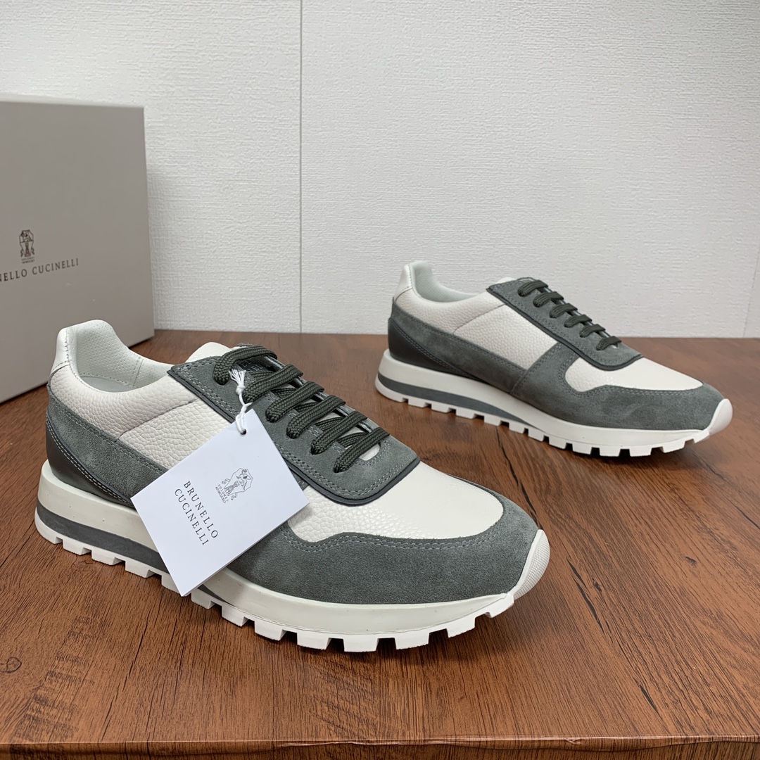 NO:350264,Code YS004352 Brunello Cucinelli BC 2025ss new men's leather spliced ​​lace-up casual sneakers shipped. This velvet sports shoe fabric is made of grained calfskin and suede fabric, without fading or stuffing, with three-dimensional and skin-friendly feel!  Both the inner lining and insole are made of 1.0mm punched 1.0mm special calfskin, breathable and comfortable!  Classic style, never out of date!  The brand's special logo integrated movable foot bed, paired with high-density two-color tpu integrated sole, making it softer and more comfortable to wear on the feet!  The unique logo on the outsole and the unique water ripples groove design make the luxury instantly burst!  With original box packaging shoe storage bag!  Size 39-40-41-42-43-44 Standard leather shoes size (45 can be customized but does not support return and exchange) Item number 603223 low top white gray, brunello cucinelli,sneakers,cowhide,chamois leather19860909编码YS004352 Brunello Cucinelli BC 2025ss新款男士皮革拼接系带休闲运动鞋出货 此款绒运动鞋面料采用粒面小牛皮和麂皮面料制成,不掉色不闷脚,立体感和亲肤感十足！内里和鞋垫均选用粒面笨染白色1.0mm冲孔设计专用小牛皮,透气舒适！经典版型,永不过时！品牌专用logo一体活动脚床,搭配高密度双色tpu一体成型鞋底,穿在脚上更加柔软舒适！外底上的个性logo和独特的水波纹凹槽设计,奢华度瞬间爆棚！配原盒包装鞋履收纳袋！ 尺码39-40-41-42-43-44 标准皮鞋尺码（45可定做但不支持退换货） 货号603223低帮 白灰,,brunello cucinelli,sneakers,cowhide,chamois leather,Men's shoes
