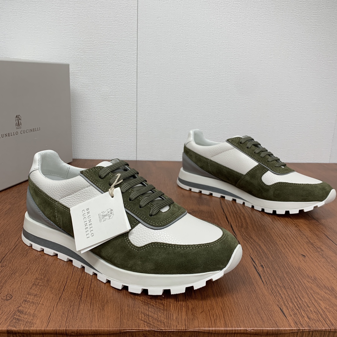 NO:350282,Code YS004352 Brunello Cucinelli BC 2025ss new men's leather spliced ​​lace-up casual sneakers shipped. This velvet sports shoe fabric is made of grained calfskin and suede fabric, without fading or stuffing, with three-dimensional and skin-friendly feel!  Both the inner lining and insole are made of 1.0mm punched 1.0mm special calfskin, breathable and comfortable!  Classic style, never out of date!  The brand's special logo integrated movable foot bed, paired with high-density two-color tpu integrated sole, making it softer and more comfortable to wear on the feet!  The unique logo on the outsole and the unique water ripples groove design make the luxury instantly burst!  With original box packaging shoe storage bag!  Size 39-40-41-42-43-44 Standard leather shoes size (45 can be customized but does not support return and exchange) Item number 603223 low top white and green, brunello cucinelli,sneakers,cowhide,chamois leather19860909编码YS004352 Brunello Cucinelli BC 2025ss新款男士皮革拼接系带休闲运动鞋出货 此款绒运动鞋面料采用粒面小牛皮和麂皮面料制成,不掉色不闷脚,立体感和亲肤感十足！内里和鞋垫均选用粒面笨染白色1.0mm冲孔设计专用小牛皮,透气舒适！经典版型,永不过时！品牌专用logo一体活动脚床,搭配高密度双色tpu一体成型鞋底,穿在脚上更加柔软舒适！外底上的个性logo和独特的水波纹凹槽设计,奢华度瞬间爆棚！配原盒包装鞋履收纳袋！ 尺码39-40-41-42-43-44 标准皮鞋尺码（45可定做但不支持退换货） 货号603223低帮 白绿,,brunello cucinelli,sneakers,cowhide,chamois leather,Men's shoes