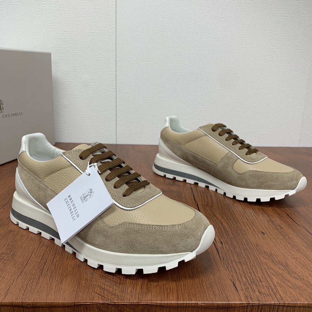 NO:350306,Code YS004352 Brunello Cucinelli BC 2025ss new men's leather spliced ​​lace-up casual sneakers shipped. This velvet sports shoe fabric is made of grained calfskin and suede fabric, without fading or stuffing, with three-dimensional and skin-friendly feel!  Both the inner lining and insole are made of 1.0mm punched 1.0mm special calfskin, breathable and comfortable!  Classic style, never out of date!  The brand's special logo integrated movable foot bed, paired with high-density two-color tpu integrated sole, making it softer and more comfortable to wear on the feet!  The unique logo on the outsole and the unique water ripples groove design make the luxury instantly burst!  With original box packaging shoe storage bag!  Size 39-40-41-42-43-44 Standard leather shoes size (45 can be customized but does not support return and exchange) Item number 603223 low top Apricot color, brunello cucinelli,sneakers,cowhide,chamois leather19860909编码YS004352 Brunello Cucinelli BC 2025ss新款男士皮革拼接系带休闲运动鞋出货 此款绒运动鞋面料采用粒面小牛皮和麂皮面料制成,不掉色不闷脚,立体感和亲肤感十足！内里和鞋垫均选用粒面笨染白色1.0mm冲孔设计专用小牛皮,透气舒适！经典版型,永不过时！品牌专用logo一体活动脚床,搭配高密度双色tpu一体成型鞋底,穿在脚上更加柔软舒适！外底上的个性logo和独特的水波纹凹槽设计,奢华度瞬间爆棚！配原盒包装鞋履收纳袋！ 尺码39-40-41-42-43-44 标准皮鞋尺码（45可定做但不支持退换货） 货号603223低帮 杏色,,brunello cucinelli,sneakers,cowhide,chamois leather,Men's shoes