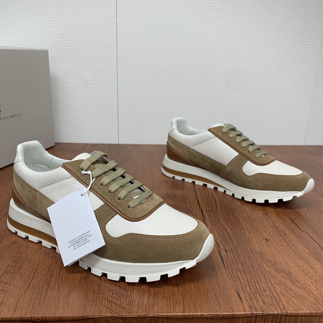 NO:350330,Code YS004352 Brunello Cucinelli BC 2025ss new men's leather spliced ​​lace-up casual sneakers shipped. This velvet sports shoe fabric is made of grained calfskin and suede fabric, without fading or stuffing, with three-dimensional and skin-friendly feel!  Both the inner lining and insole are made of 1.0mm punched 1.0mm special calfskin, breathable and comfortable!  Classic style, never out of date!  The brand's special logo integrated movable foot bed, paired with high-density two-color tpu integrated sole, making it softer and more comfortable to wear on the feet!  The unique logo on the outsole and the unique water ripples groove design make the luxury instantly burst!  With original box packaging shoe storage bag!  Size 39-40-41-42-43-44 Standard leather shoes size (45 can be customized but does not support return and exchange) Item number 603223 low top white brown, brunello cucinelli,sneakers,cowhide,chamois leather19860909编码YS004352 Brunello Cucinelli BC 2025ss新款男士皮革拼接系带休闲运动鞋出货 此款绒运动鞋面料采用粒面小牛皮和麂皮面料制成,不掉色不闷脚,立体感和亲肤感十足！内里和鞋垫均选用粒面笨染白色1.0mm冲孔设计专用小牛皮,透气舒适！经典版型,永不过时！品牌专用logo一体活动脚床,搭配高密度双色tpu一体成型鞋底,穿在脚上更加柔软舒适！外底上的个性logo和独特的水波纹凹槽设计,奢华度瞬间爆棚！配原盒包装鞋履收纳袋！ 尺码39-40-41-42-43-44 标准皮鞋尺码（45可定做但不支持退换货） 货号603223低帮 白棕,,brunello cucinelli,sneakers,cowhide,chamois leather,Men's shoes