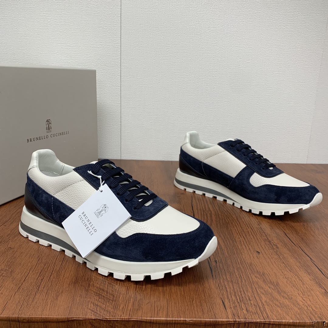 NO:350347,Code YS004352 Brunello Cucinelli BC 2025ss new men's leather spliced ​​lace-up casual sneakers shipped. This velvet sports shoe fabric is made of grained calfskin and suede fabric, without fading or stuffing, with three-dimensional and skin-friendly feel!  Both the inner lining and insole are made of 1.0mm punched 1.0mm special calfskin, breathable and comfortable!  Classic style, never out of date!  The brand's special logo integrated movable foot bed, paired with high-density two-color tpu integrated sole, making it softer and more comfortable to wear on the feet!  The unique logo on the outsole and the unique water ripples groove design make the luxury instantly burst!  With original box packaging shoe storage bag!  Size 39-40-41-42-43-44 Standard leather shoes size (45 can be customized but does not support return and exchange) Item number 603223 low top white and blue, brunello cucinelli,sneakers,cowhide,chamois leather19860909编码YS004352 Brunello Cucinelli BC 2025ss新款男士皮革拼接系带休闲运动鞋出货 此款绒运动鞋面料采用粒面小牛皮和麂皮面料制成,不掉色不闷脚,立体感和亲肤感十足！内里和鞋垫均选用粒面笨染白色1.0mm冲孔设计专用小牛皮,透气舒适！经典版型,永不过时！品牌专用logo一体活动脚床,搭配高密度双色tpu一体成型鞋底,穿在脚上更加柔软舒适！外底上的个性logo和独特的水波纹凹槽设计,奢华度瞬间爆棚！配原盒包装鞋履收纳袋！ 尺码39-40-41-42-43-44 标准皮鞋尺码（45可定做但不支持退换货） 货号603223低帮 白蓝,,brunello cucinelli,sneakers,cowhide,chamois leather,Men's shoes