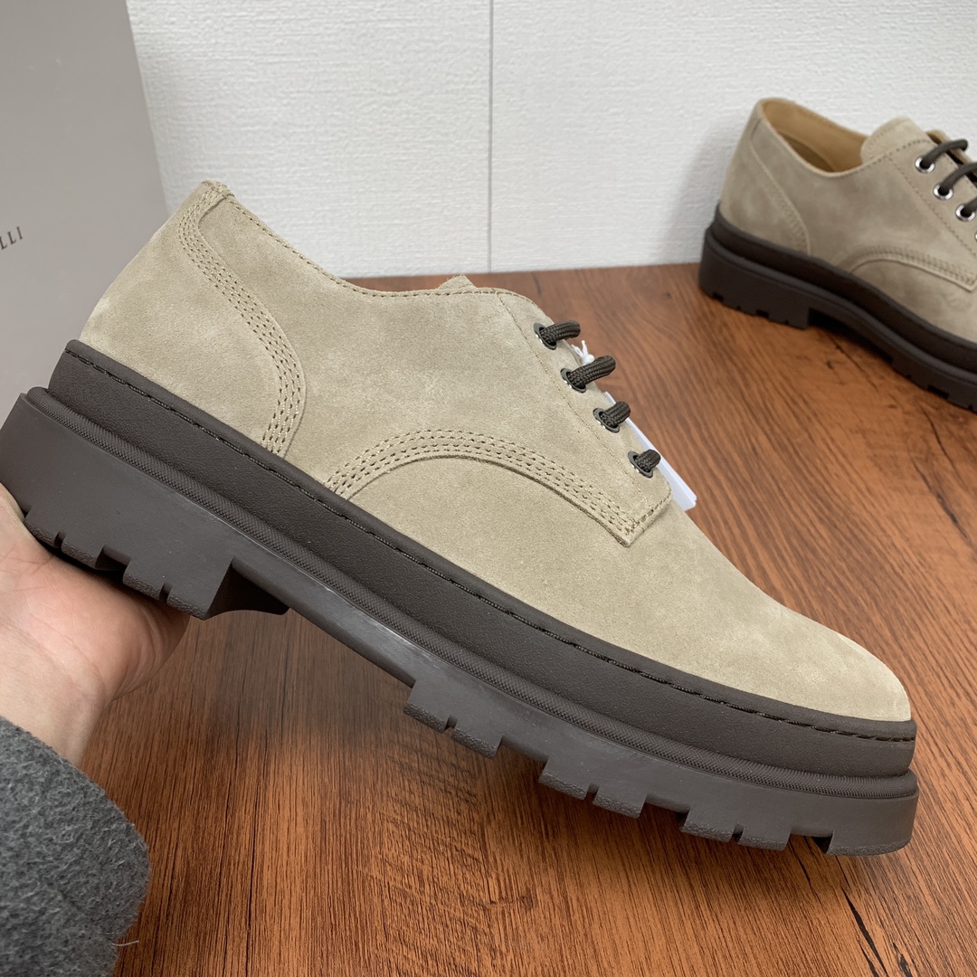 NO:350432,Code YS004352 Brunello Cucinelli BC 2025ss new men's suede leather derby shoes/casual men's shoes thick soles versatile light luxury leather shoes!  This suede derby shoe is made of suede leather fabric, with the brand logo logo on the tongue, paired with this dyed calf leather inner lining, silk-print gold-marked cowhide feet, without fading, and full of three-dimensionality and skin-friendly feeling!  Paired with high-density integrated molding, anti-slip and wear-resistant rubber sole, the luxury instantly bursts out!  Fitted with original box packaging storage bag!  Size 39-40-41-42-43-44 (customized 45 without return) Coded Item No. 603223 suede beige, brunello cucinelli, cowhide19860909编码YS004352 Brunello Cucinelli BC 2025ss新款男士绒面皮革德比鞋/休闲男鞋厚底百搭轻奢皮鞋！ 此款绒面德比鞋鞋采用绒面牛皮革面料制成,鞋舌饰有品牌logo徽标,搭配本染小牛皮内里,丝印金标牛皮垫脚,不掉色不闷脚,立体感和亲肤感十足！搭配高密度一体成型防滑耐磨橡胶鞋底,奢华度瞬间爆棚！配原盒包装收纳袋！ 尺码39-40-41-42-43-44（可定制45不退换） 编码 货号603223绒面 米白,,brunello cucinelli,cowhide,Men's shoes