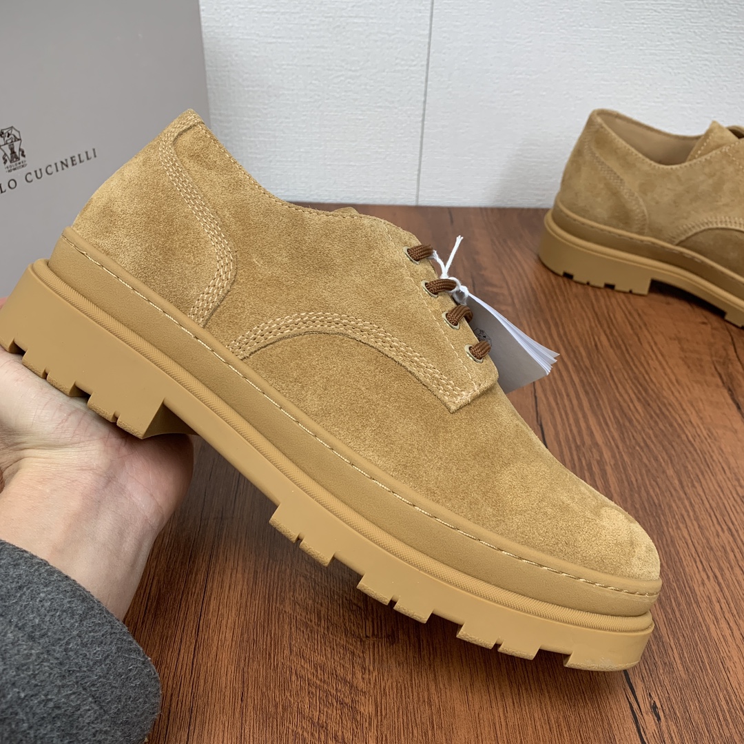 NO:350448,Code YS004352 Brunello Cucinelli BC 2025ss new men's suede leather derby shoes/casual men's shoes thick soles versatile light luxury leather shoes!  This suede derby shoe is made of suede leather fabric, with the brand logo logo on the tongue, paired with this dyed calf leather inner lining, silk-print gold-marked cowhide feet, without fading, and full of three-dimensionality and skin-friendly feeling!  Paired with high-density integrated molding, anti-slip and wear-resistant rubber sole, the luxury instantly bursts out!  Fitted with original box packaging storage bag!  Size 39-40-41-42-43-44 (customized 45 without return) Coded Item No. 603223 Suede Brown, brunello cucinelli,cowhide19860909编码YS004352 Brunello Cucinelli BC 2025ss新款男士绒面皮革德比鞋/休闲男鞋厚底百搭轻奢皮鞋！ 此款绒面德比鞋鞋采用绒面牛皮革面料制成,鞋舌饰有品牌logo徽标,搭配本染小牛皮内里,丝印金标牛皮垫脚,不掉色不闷脚,立体感和亲肤感十足！搭配高密度一体成型防滑耐磨橡胶鞋底,奢华度瞬间爆棚！配原盒包装收纳袋！ 尺码39-40-41-42-43-44（可定制45不退换） 编码 货号603223绒面 棕色,,brunello cucinelli,cowhide,Men's shoes