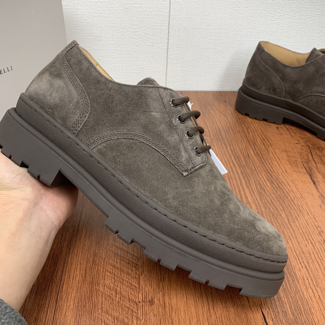 NO:350416,Code YS004352 Brunello Cucinelli BC 2025ss new men's suede leather derby shoes/casual men's shoes thick soles versatile light luxury leather shoes!  This suede derby shoe is made of suede leather fabric, with the brand logo logo on the tongue, paired with this dyed calf leather inner lining, silk-print gold-marked cowhide feet, without fading, and full of three-dimensionality and skin-friendly feeling!  Paired with high-density integrated molding, anti-slip and wear-resistant rubber sole, the luxury instantly bursts out!  Fitted with original box packaging storage bag!  Size 39-40-41-42-43-44 (customized 45 without return) Coded Item No. 603223 Suede Dark Gray, brunello cucinelli,cowhide19860909编码YS004352 Brunello Cucinelli BC 2025ss新款男士绒面皮革德比鞋/休闲男鞋厚底百搭轻奢皮鞋！ 此款绒面德比鞋鞋采用绒面牛皮革面料制成,鞋舌饰有品牌logo徽标,搭配本染小牛皮内里,丝印金标牛皮垫脚,不掉色不闷脚,立体感和亲肤感十足！搭配高密度一体成型防滑耐磨橡胶鞋底,奢华度瞬间爆棚！配原盒包装收纳袋！ 尺码39-40-41-42-43-44（可定制45不退换） 编码 货号603223绒面 深灰,,brunello cucinelli,cowhide,Men's shoes