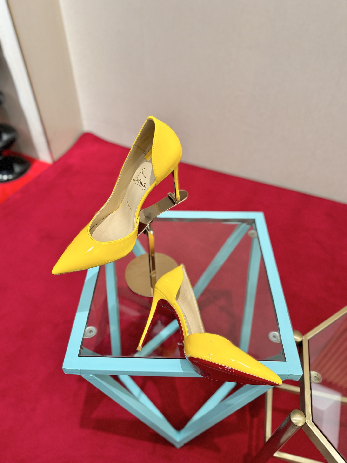 NO:815115,, Christian Louboutin (Christian Louboutin), many celebrities have the same high heels that make countless women crazy. Whether it is the sexy and charming Pigalle or the elegant So Kate, they continue to exude unique charm. That touch of red can always capture the focus of the camera instantly, making the wearer the absolute protagonist under the spotlight.  , each design seems to tell a romantic and mysterious story. And the iconic red sole has become a symbol of female power and confidence, showing off a variety of feminine charms when lightly stepped on. Patent leather upper, sheepskin lining, Italian genuine leather outsole, heel height 10.5cm, size 35-39 (customized at 34.40.41.42.), high heels, high heels, sheepskin, Leather soles19860909,Christian Louboutin(克里斯提.鲁布托),众多明星同款令无数女性为之疯狂的高跟鞋无论是性感魅惑的Pigalle,还是优雅大气的So Kate,持续散发着独一无二的魅力.那一抹红色总能瞬间捕获镜头焦点,让穿着者成为镁光灯下的绝对主角 ,每款设计都仿佛讲述着一段浪漫又神秘的故事.而那标志性的红色鞋底,更是成为了女性力量与自信的象征,轻轻踩踏间,尽显女性风情万种. 鞋面漆皮 内里羊皮 意大利真皮大底 跟高10.5cm 码数35-39（34.40.41.42.定做）,高跟鞋单鞋,high heels,sheepskin,Leather soles,Women's Shoes