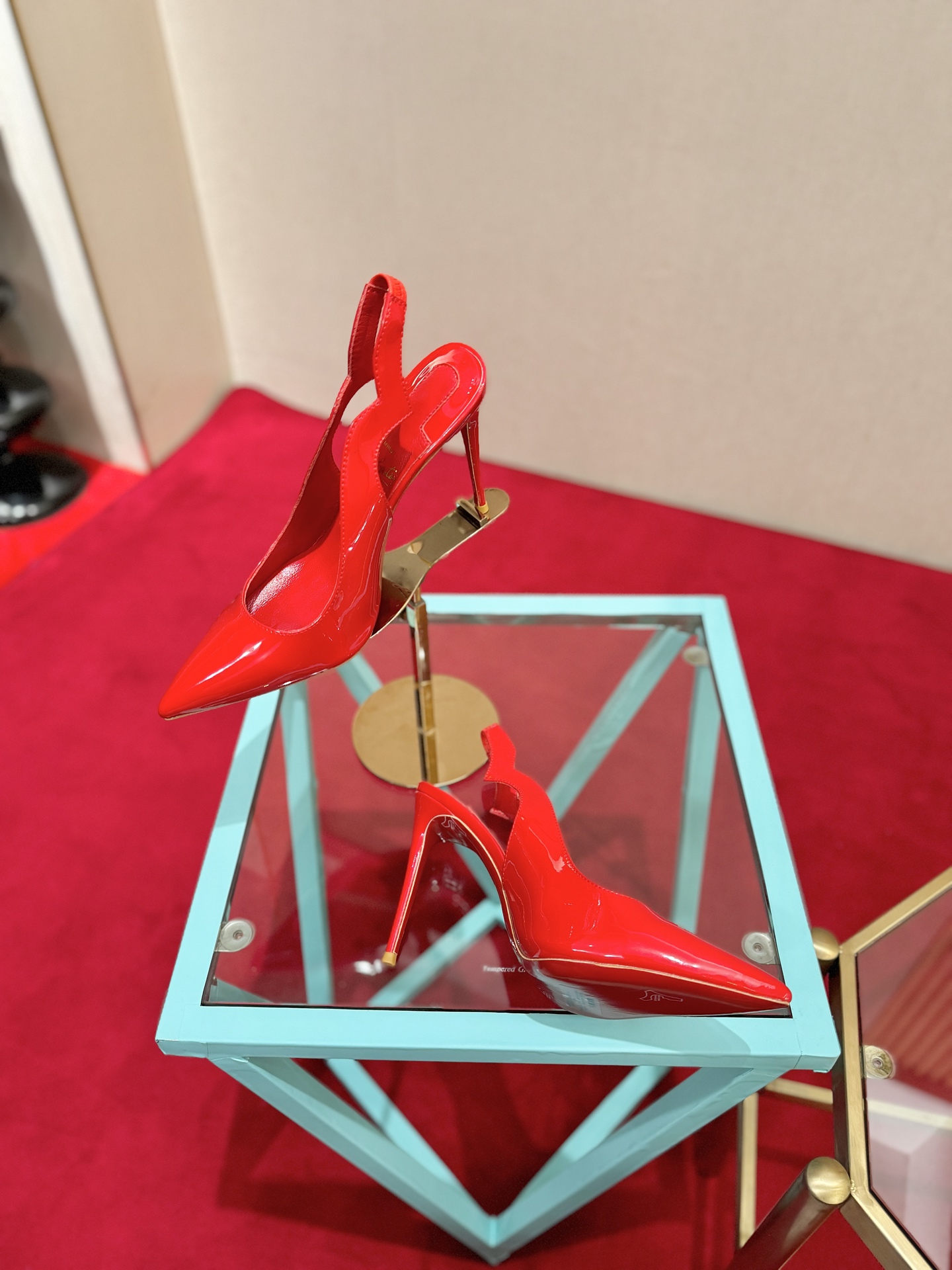 NO:815101,, Christian Louboutin (Christian Louboutin), many celebrities have the same high heels that make countless women crazy. Whether it is the sexy and charming Pigalle or the elegant So Kate, they continue to exude unique charm. That touch of red can always capture the focus of the camera instantly, making the wearer the absolute protagonist under the spotlight.  , each design seems to tell a romantic and mysterious story. And the iconic red sole has become a symbol of female power and confidence, showing off a variety of feminine charms when lightly stepped on. Patent leather upper, sheepskin lining, Italian leather outsole, heel height 10.5cm, size 35-39 (34.40.41.42. Customized), high-heeled sandals, sandals, high heels, sheepskin, Leather soles19860909,Christian Louboutin(克里斯提.鲁布托),众多明星同款令无数女性为之疯狂的高跟鞋无论是性感魅惑的Pigalle,还是优雅大气的So Kate,持续散发着独一无二的魅力.那一抹红色总能瞬间捕获镜头焦点,让穿着者成为镁光灯下的绝对主角 ,每款设计都仿佛讲述着一段浪漫又神秘的故事.而那标志性的红色鞋底,更是成为了女性力量与自信的象征,轻轻踩踏间,尽显女性风情万种. 鞋面漆皮 内里羊皮 意大利真皮大底 跟高10.5cm 码数35-39（34.40.41.42.定做）,高跟鞋凉鞋,sandals,high heels,sheepskin,Leather soles,Women's Shoes