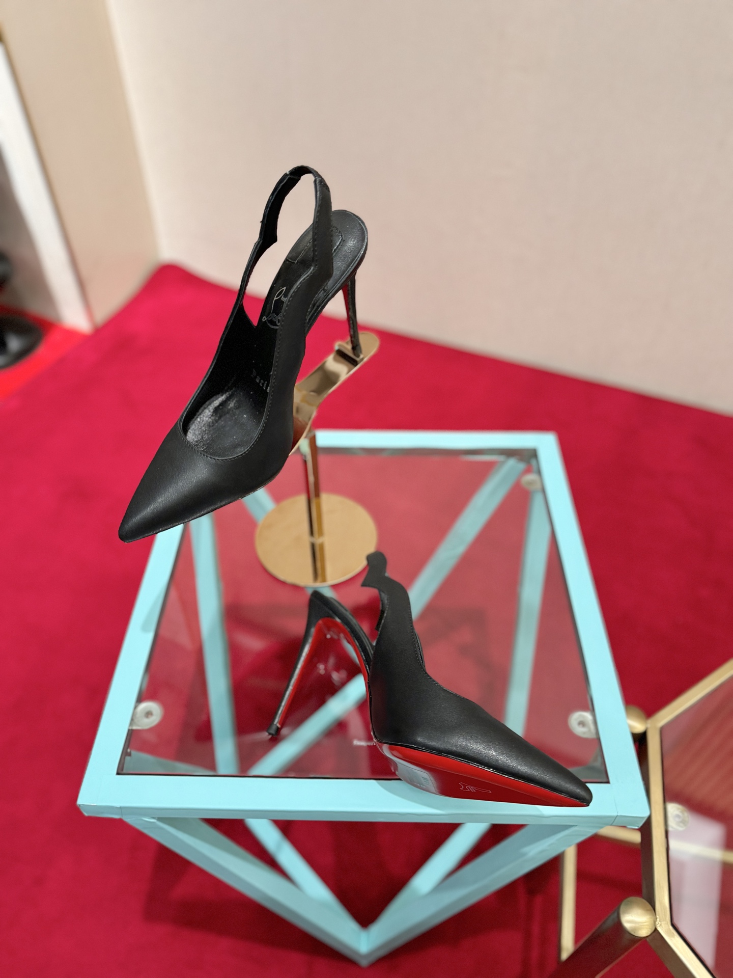 NO:815108,, Christian Louboutin (Christian Louboutin), many celebrities have the same high heels that make countless women crazy. Whether it is the sexy and charming Pigalle or the elegant So Kate, they continue to exude unique charm. That touch of red can always capture the focus of the camera instantly, making the wearer the absolute protagonist under the spotlight.  , each design seems to tell a romantic and mysterious story. And the iconic red sole has become a symbol of female power and confidence, showing off a variety of feminine charms when lightly stepped on. Upper cowhide, lining sheepskin, Italian genuine leather outsole, heel height 10.5cm, size 35-39 (34.40.41.42. Customized), high-heeled sandals, sandals, high  heels,cowhide,sheepskin,Leather soles19860909,Christian Louboutin(克里斯提.鲁布托),众多明星同款令无数女性为之疯狂的高跟鞋无论是性感魅惑的Pigalle,还是优雅大气的So Kate,持续散发着独一无二的魅力.那一抹红色总能瞬间捕获镜头焦点,让穿着者成为镁光灯下的绝对主角 ,每款设计都仿佛讲述着一段浪漫又神秘的故事.而那标志性的红色鞋底,更是成为了女性力量与自信的象征,轻轻踩踏间,尽显女性风情万种. 鞋面牛皮 内里羊皮 意大利真皮大底 跟高10.5cm 码数35-39（34.40.41.42.定做）,高跟鞋凉鞋,sandals,high heels,cowhide,sheepskin,Leather soles,Women's Shoes