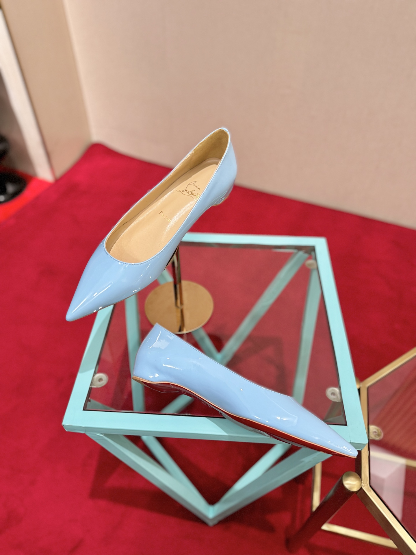 NO:815090,, Christian Louboutin (Christian Louboutin), many celebrities have the same high heels that make countless women crazy. Whether it is the sexy and charming Pigalle or the elegant So Kate, they continue to exude unique charm. That touch of red can always capture the focus of the camera instantly, making the wearer the absolute protagonist under the spotlight.  , each design seems to tell a romantic and mysterious story. And the iconic red sole has become a symbol of female power and confidence, showing off a variety of feminine charms when lightly stepped on. Patent leather upper, sheepskin lining, Italian genuine leather outsole, high flat sole, size 35-39 (customized at 34.40.41.42.), high heels, high heels, sheepskin, Leather soles19860909,Christian Louboutin(克里斯提.鲁布托),众多明星同款令无数女性为之疯狂的高跟鞋无论是性感魅惑的Pigalle,还是优雅大气的So Kate,持续散发着独一无二的魅力.那一抹红色总能瞬间捕获镜头焦点,让穿着者成为镁光灯下的绝对主角 ,每款设计都仿佛讲述着一段浪漫又神秘的故事.而那标志性的红色鞋底,更是成为了女性力量与自信的象征,轻轻踩踏间,尽显女性风情万种. 鞋面漆皮 内里羊皮 意大利真皮大底 跟高平底 码数35-39（34.40.41.42.定做）,高跟鞋单鞋,high heels,sheepskin,Leather soles,Women's Shoes