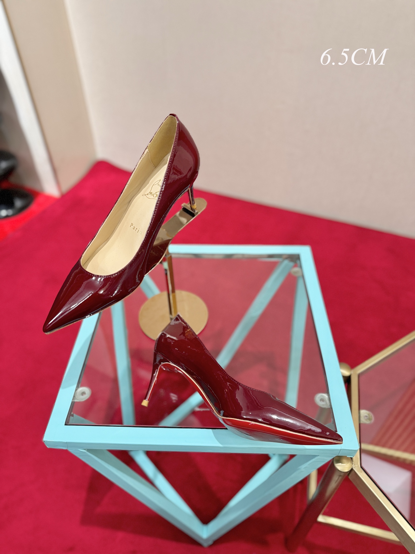 NO:815096,, Christian Louboutin (Christian Louboutin), many celebrities have the same high heels that make countless women crazy. Whether it is the sexy and charming Pigalle or the elegant So Kate, they continue to exude unique charm. That touch of red can always capture the focus of the camera instantly, making the wearer the absolute protagonist under the spotlight.  , each design seems to tell a romantic and mysterious story. And the iconic red sole has become a symbol of female power and confidence, showing off a variety of feminine charms when lightly stepped on. Patent leather upper, sheepskin lining, Italian genuine leather outsole, heel height 6.5cm, size 35-39 (34.40.41.42. Customized), high heels, high heels, sheepskin, Leather soles19860909,Christian Louboutin(克里斯提.鲁布托),众多明星同款令无数女性为之疯狂的高跟鞋无论是性感魅惑的Pigalle,还是优雅大气的So Kate,持续散发着独一无二的魅力.那一抹红色总能瞬间捕获镜头焦点,让穿着者成为镁光灯下的绝对主角 ,每款设计都仿佛讲述着一段浪漫又神秘的故事.而那标志性的红色鞋底,更是成为了女性力量与自信的象征,轻轻踩踏间,尽显女性风情万种. 鞋面漆皮 内里羊皮 意大利真皮大底 跟高6.5cm 码数35-39（34.40.41.42.定做）,高跟鞋单鞋,high heels,sheepskin,Leather soles,Women's Shoes