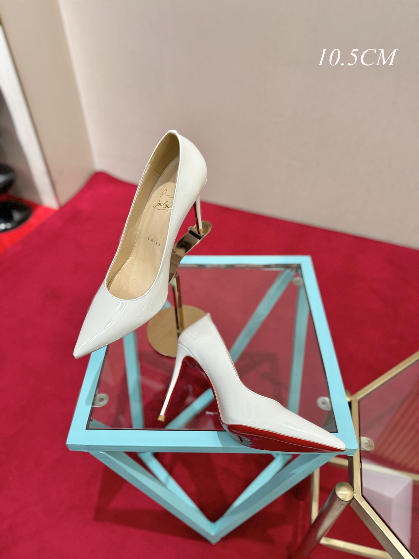 NO:815111,, Christian Louboutin (Christian Louboutin), many celebrities have the same high heels that make countless women crazy. Whether it is the sexy and charming Pigalle or the elegant So Kate, they continue to exude unique charm. That touch of red can always capture the focus of the camera instantly, making the wearer the absolute protagonist under the spotlight.  , each design seems to tell a romantic and mysterious story. And the iconic red sole has become a symbol of female power and confidence, showing off a variety of feminine charms when lightly stepped on. Patent leather upper, sheepskin lining, Italian genuine leather outsole, heel height 10.5cm, size 35-39 (customized at 34.40.41.42.), high heels, high heels, sheepskin, Leather soles19860909,Christian Louboutin(克里斯提.鲁布托),众多明星同款令无数女性为之疯狂的高跟鞋无论是性感魅惑的Pigalle,还是优雅大气的So Kate,持续散发着独一无二的魅力.那一抹红色总能瞬间捕获镜头焦点,让穿着者成为镁光灯下的绝对主角 ,每款设计都仿佛讲述着一段浪漫又神秘的故事.而那标志性的红色鞋底,更是成为了女性力量与自信的象征,轻轻踩踏间,尽显女性风情万种. 鞋面漆皮 内里羊皮 意大利真皮大底 跟高10.5cm 码数35-39（34.40.41.42.定做）,高跟鞋单鞋,high heels,sheepskin,Leather soles,Women's Shoes