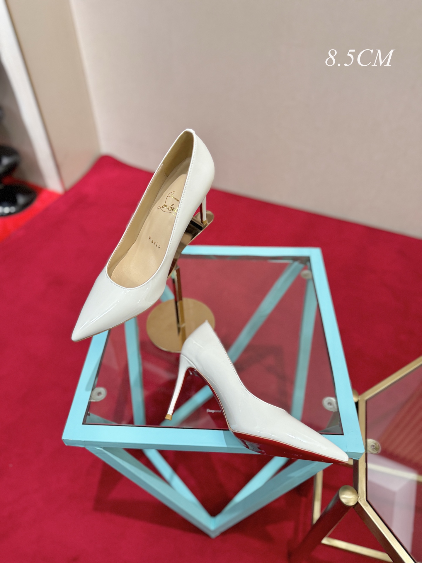 NO:815105,, Christian Louboutin (Christian Louboutin), many celebrities have the same high heels that make countless women crazy. Whether it is the sexy and charming Pigalle or the elegant So Kate, they continue to exude unique charm. That touch of red can always capture the focus of the camera instantly, making the wearer the absolute protagonist under the spotlight.  , each design seems to tell a romantic and mysterious story. And the iconic red sole has become a symbol of female power and confidence, showing off a variety of feminine charms when lightly stepped on. Patent leather upper, sheepskin lining, Italian genuine leather outsole, heel height 8.5cm, size 35-39 (34.40.41.42. Customized), high heels, high heels, sheepskin, Leather soles19860909,Christian Louboutin(克里斯提.鲁布托),众多明星同款令无数女性为之疯狂的高跟鞋无论是性感魅惑的Pigalle,还是优雅大气的So Kate,持续散发着独一无二的魅力.那一抹红色总能瞬间捕获镜头焦点,让穿着者成为镁光灯下的绝对主角 ,每款设计都仿佛讲述着一段浪漫又神秘的故事.而那标志性的红色鞋底,更是成为了女性力量与自信的象征,轻轻踩踏间,尽显女性风情万种. 鞋面漆皮 内里羊皮 意大利真皮大底 跟高8.5cm 码数35-39（34.40.41.42.定做）,高跟鞋单鞋,high heels,sheepskin,Leather soles,Women's Shoes