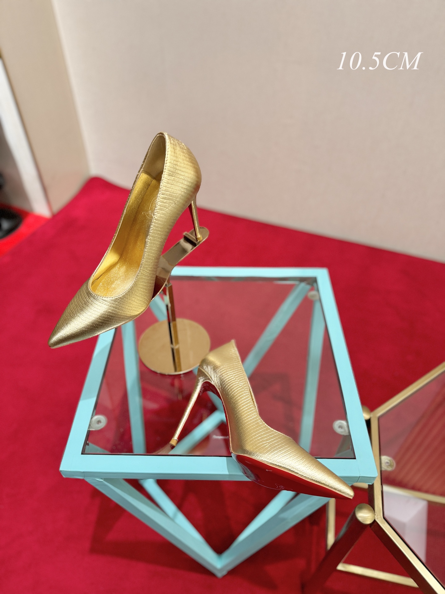 NO:815117,, Christian Louboutin (Christian Louboutin), many celebrities have the same high heels that make countless women crazy. Whether it is the sexy and charming Pigalle or the elegant So Kate, they continue to exude unique charm. That touch of red can always capture the focus of the camera instantly, making the wearer the absolute protagonist under the spotlight.  , each design seems to tell a romantic and mysterious story. And the iconic red sole has become a symbol of female power and confidence, showing off a variety of feminine charms when lightly stepped on. Upper cowhide, lining sheepskin, Italian genuine leather outsole, heel height 10.5cm, size 35-39 (34.40.41.42. Customized), high heels, high heels, cowhide, sheepskin, Leather soles19860909,Christian Louboutin(克里斯提.鲁布托),众多明星同款令无数女性为之疯狂的高跟鞋无论是性感魅惑的Pigalle,还是优雅大气的So Kate,持续散发着独一无二的魅力.那一抹红色总能瞬间捕获镜头焦点,让穿着者成为镁光灯下的绝对主角 ,每款设计都仿佛讲述着一段浪漫又神秘的故事.而那标志性的红色鞋底,更是成为了女性力量与自信的象征,轻轻踩踏间,尽显女性风情万种. 鞋面牛皮 内里羊皮 意大利真皮大底 跟高10.5cm 码数35-39（34.40.41.42.定做）,高跟鞋单鞋,high heels,cowhide,sheepskin,Leather soles,Women's Shoes