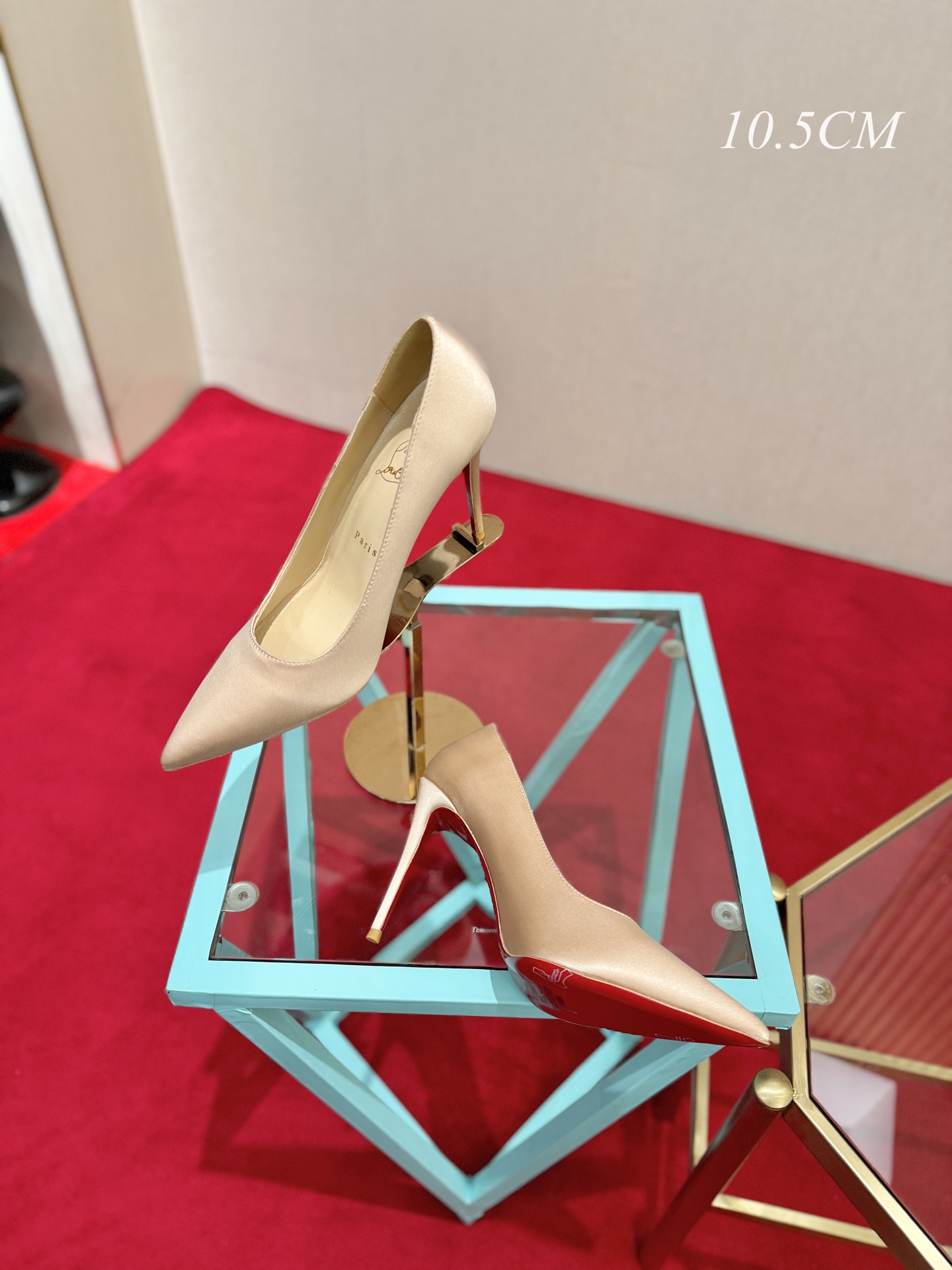 NO:815070,, Christian Louboutin (Christian Louboutin), many celebrities have the same high heels that make countless women crazy. Whether it is the sexy and charming Pigalle or the elegant So Kate, they continue to exude unique charm. That touch of red can always capture the focus of the camera instantly, making the wearer the absolute protagonist under the spotlight.  , each design seems to tell a romantic and mysterious story. And the iconic red sole has become a symbol of female power and confidence, showing off a variety of feminine charms when lightly stepped on. Silk upper, sheepskin lining, Italian leather outsole, heel height 10.5cm, size 35-39 (34.40.41.42. Customized), high heels, high heels, sheepskin, real silk, Leather soles19860909,Christian Louboutin(克里斯提.鲁布托),众多明星同款令无数女性为之疯狂的高跟鞋无论是性感魅惑的Pigalle,还是优雅大气的So Kate,持续散发着独一无二的魅力.那一抹红色总能瞬间捕获镜头焦点,让穿着者成为镁光灯下的绝对主角 ,每款设计都仿佛讲述着一段浪漫又神秘的故事.而那标志性的红色鞋底,更是成为了女性力量与自信的象征,轻轻踩踏间,尽显女性风情万种. 鞋面真丝 内里羊皮 意大利真皮大底 跟高10.5cm 码数35-39（34.40.41.42.定做）,高跟鞋单鞋,high heels,sheepskin,real silk,Leather soles,Women's Shoes
