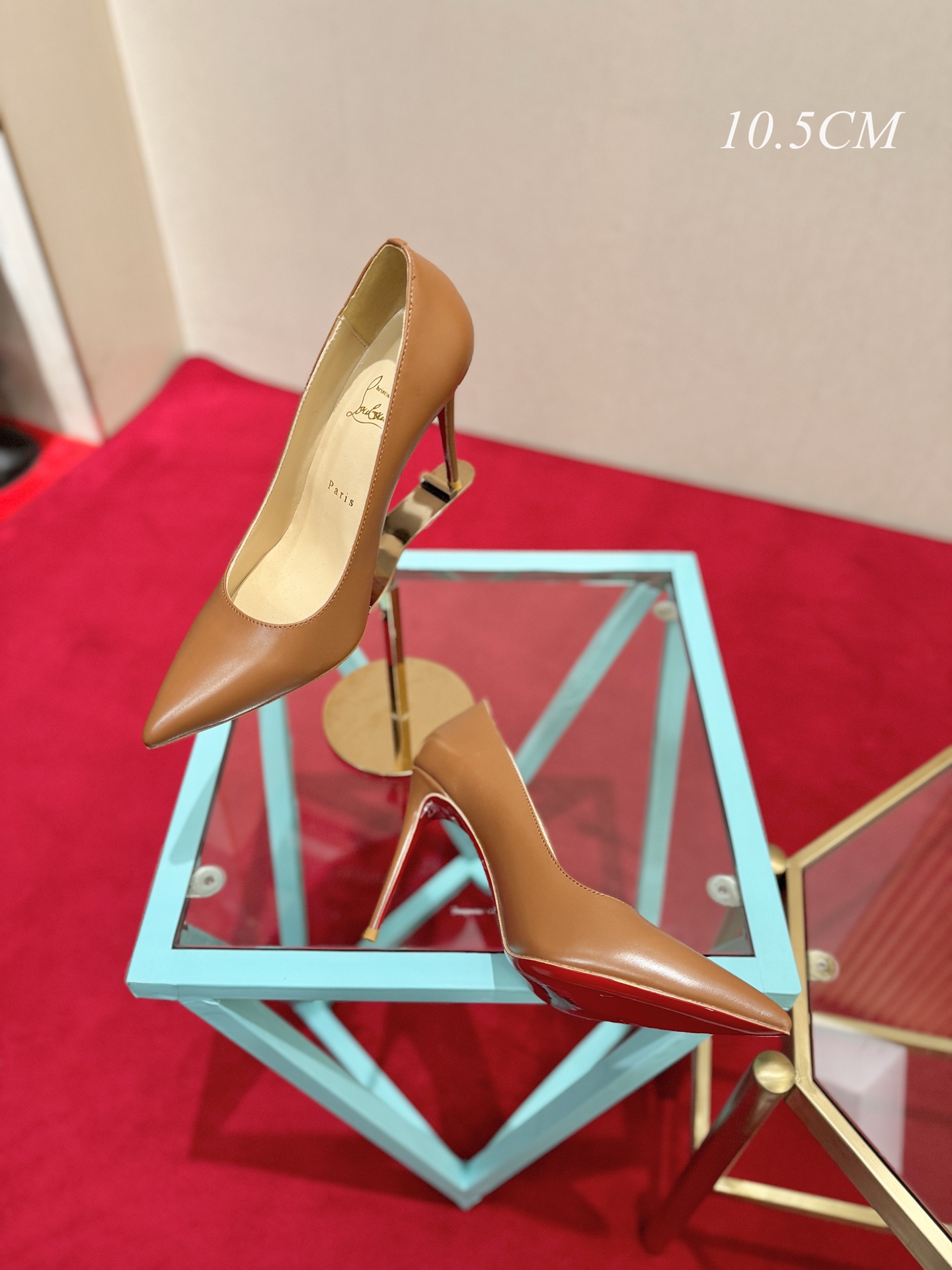 NO:815075,, Christian Louboutin (Christian Louboutin), many celebrities have the same high heels that make countless women crazy. Whether it is the sexy and charming Pigalle or the elegant So Kate, they continue to exude unique charm. That touch of red can always capture the focus of the camera instantly, making the wearer the absolute protagonist under the spotlight.  , each design seems to tell a romantic and mysterious story. And the iconic red sole has become a symbol of female power and confidence, showing off a variety of feminine charms when lightly stepped on. Upper cowhide, lining sheepskin, Italian genuine leather outsole, heel height 10.5cm, size 35-39 (34.40.41.42. Customized), high heels, high heels, cowhide, sheepskin, Leather soles19860909,Christian Louboutin(克里斯提.鲁布托),众多明星同款令无数女性为之疯狂的高跟鞋无论是性感魅惑的Pigalle,还是优雅大气的So Kate,持续散发着独一无二的魅力.那一抹红色总能瞬间捕获镜头焦点,让穿着者成为镁光灯下的绝对主角 ,每款设计都仿佛讲述着一段浪漫又神秘的故事.而那标志性的红色鞋底,更是成为了女性力量与自信的象征,轻轻踩踏间,尽显女性风情万种. 鞋面牛皮 内里羊皮 意大利真皮大底 跟高10.5cm 码数35-39（34.40.41.42.定做）,高跟鞋单鞋,high heels,cowhide,sheepskin,Leather soles,Women's Shoes