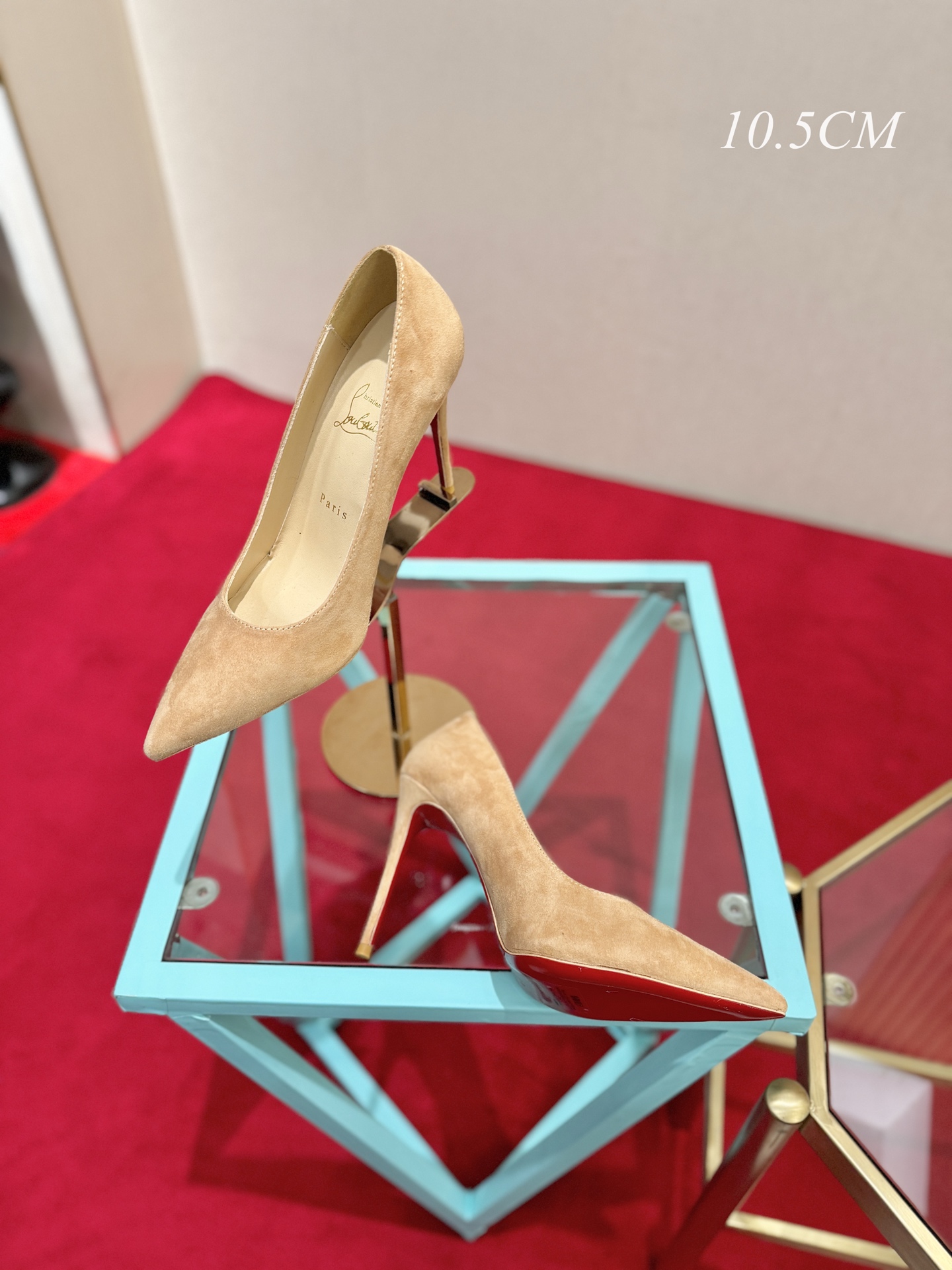 NO:815080,, Christian Louboutin (Christian Louboutin), many celebrities have the same high heels that make countless women crazy. Whether it is the sexy and charming Pigalle or the elegant So Kate, they continue to exude unique charm. That touch of red can always capture the focus of the camera instantly, making the wearer the absolute protagonist under the spotlight.  , each design seems to tell a romantic and mysterious story. And the iconic red sole has become a symbol of female power and confidence, showing off a variety of feminine charms when lightly stepped on. Sheep upper, sheepskin lining, Italian genuine leather outsole, heel height 10.5cm, size 35-39 (customized at 34.40.41.42.), high heels, high heels, sheepskin, sheep, Leather soles19860909,Christian Louboutin(克里斯提.鲁布托),众多明星同款令无数女性为之疯狂的高跟鞋无论是性感魅惑的Pigalle,还是优雅大气的So Kate,持续散发着独一无二的魅力.那一抹红色总能瞬间捕获镜头焦点,让穿着者成为镁光灯下的绝对主角 ,每款设计都仿佛讲述着一段浪漫又神秘的故事.而那标志性的红色鞋底,更是成为了女性力量与自信的象征,轻轻踩踏间,尽显女性风情万种. 鞋面羊猄 内里羊皮 意大利真皮大底 跟高10.5cm 码数35-39（34.40.41.42.定做）,高跟鞋单鞋,high heels,sheepskin,sheep,Leather soles,Women's Shoes