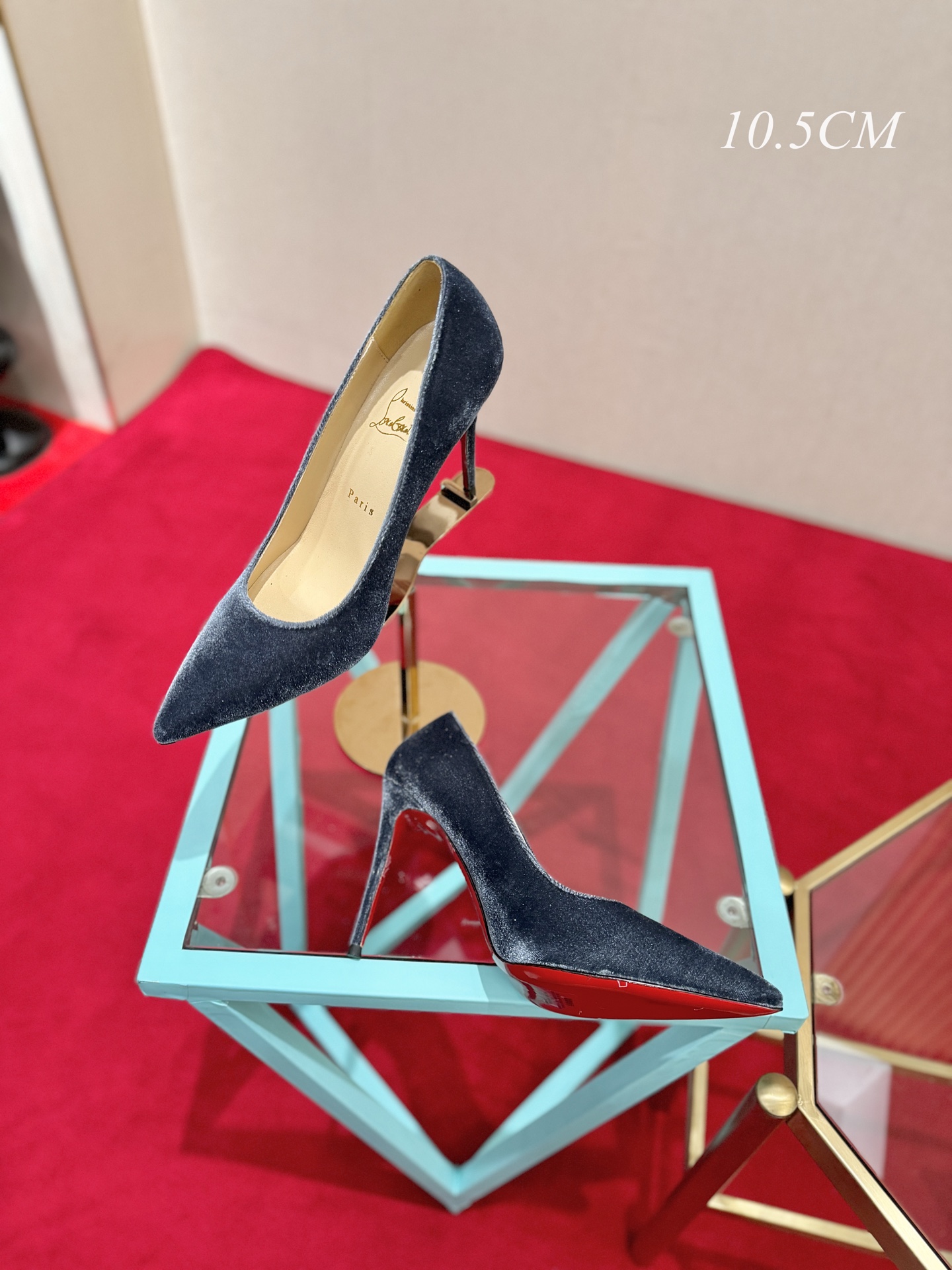 NO:815083,, Christian Louboutin (Christian Louboutin), many celebrities have the same high heels that make countless women crazy. Whether it is the sexy and charming Pigalle or the elegant So Kate, they continue to exude unique charm. That touch of red can always capture the focus of the camera instantly, making the wearer the absolute protagonist under the spotlight.  , each design seems to tell a romantic and mysterious story. And the iconic red sole has become a symbol of female power and confidence, showing off a variety of feminine charms when lightly stepped on. Velvet upper, sheepskin lining, Italian leather outsole, heel height 10.5cm, size 35-39 (34.40.41.42. Customized), high heels, high heels, sheepskin, Leather soles19860909,Christian Louboutin(克里斯提.鲁布托),众多明星同款令无数女性为之疯狂的高跟鞋无论是性感魅惑的Pigalle,还是优雅大气的So Kate,持续散发着独一无二的魅力.那一抹红色总能瞬间捕获镜头焦点,让穿着者成为镁光灯下的绝对主角 ,每款设计都仿佛讲述着一段浪漫又神秘的故事.而那标志性的红色鞋底,更是成为了女性力量与自信的象征,轻轻踩踏间,尽显女性风情万种. 鞋面天鹅绒 内里羊皮 意大利真皮大底 跟高10.5cm 码数35-39（34.40.41.42.定做）,高跟鞋单鞋,high heels,sheepskin,Leather soles,Women's Shoes