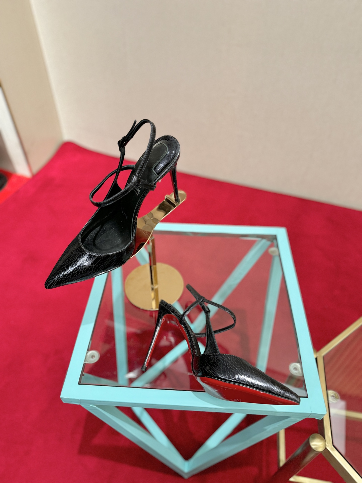 NO:815088,, Christian Louboutin (Christian Louboutin), many celebrities have the same high heels that make countless women crazy. Whether it is the sexy and charming Pigalle or the elegant So Kate, they continue to exude unique charm. That touch of red can always capture the focus of the camera instantly, making the wearer the absolute protagonist under the spotlight.  , each design seems to tell a romantic and mysterious story. And the iconic red sole has become a symbol of female power and confidence, showing off a variety of feminine charms when lightly stepped on. Upper cowhide, lining sheepskin, Italian genuine leather outsole, heel height 10.5cm, size 35-39 (34.40.41.42. Customized), high-heeled sandals, sandals, high  heels,cowhide,sheepskin,Leather soles19860909,Christian Louboutin(克里斯提.鲁布托),众多明星同款令无数女性为之疯狂的高跟鞋无论是性感魅惑的Pigalle,还是优雅大气的So Kate,持续散发着独一无二的魅力.那一抹红色总能瞬间捕获镜头焦点,让穿着者成为镁光灯下的绝对主角 ,每款设计都仿佛讲述着一段浪漫又神秘的故事.而那标志性的红色鞋底,更是成为了女性力量与自信的象征,轻轻踩踏间,尽显女性风情万种. 鞋面牛皮 内里羊皮 意大利真皮大底 跟高10.5cm 码数35-39（34.40.41.42.定做）,高跟鞋凉鞋,sandals,high heels,cowhide,sheepskin,Leather soles,Women's Shoes