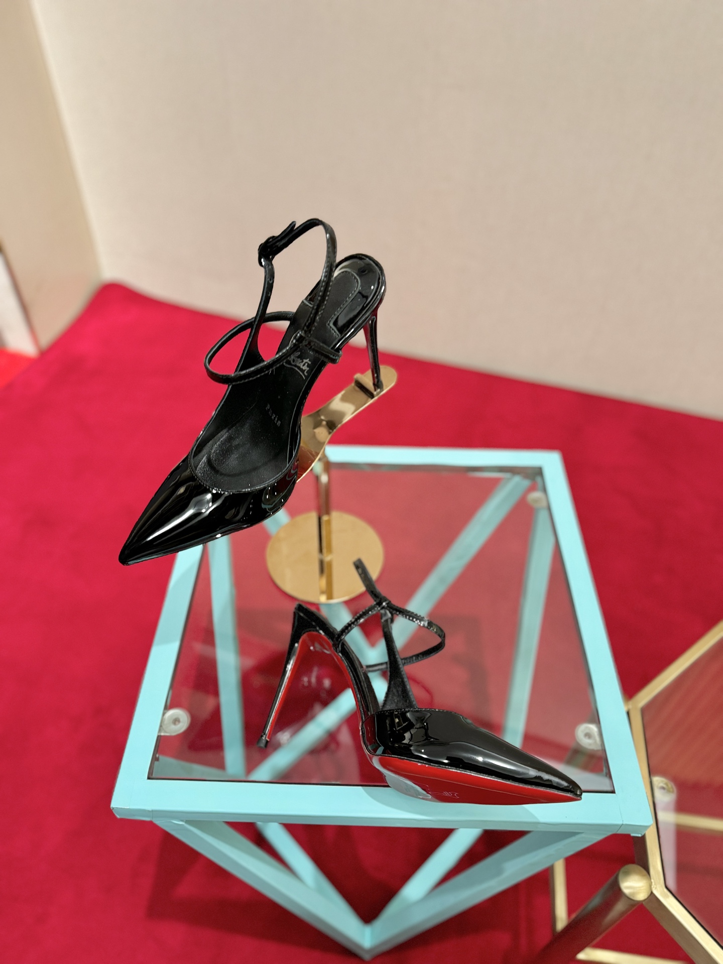 NO:815094,, Christian Louboutin (Christian Louboutin), many celebrities have the same high heels that make countless women crazy. Whether it is the sexy and charming Pigalle or the elegant So Kate, they continue to exude unique charm. That touch of red can always capture the focus of the camera instantly, making the wearer the absolute protagonist under the spotlight.  , each design seems to tell a romantic and mysterious story. And the iconic red sole has become a symbol of female power and confidence, showing off a variety of feminine charms when lightly stepped on. Patent leather upper, sheepskin lining, Italian leather outsole, heel height 10.5cm, size 35-39 (34.40.41.42. Customized), high-heeled sandals, sandals, high heels, sheepskin, Leather soles19860909,Christian Louboutin(克里斯提.鲁布托),众多明星同款令无数女性为之疯狂的高跟鞋无论是性感魅惑的Pigalle,还是优雅大气的So Kate,持续散发着独一无二的魅力.那一抹红色总能瞬间捕获镜头焦点,让穿着者成为镁光灯下的绝对主角 ,每款设计都仿佛讲述着一段浪漫又神秘的故事.而那标志性的红色鞋底,更是成为了女性力量与自信的象征,轻轻踩踏间,尽显女性风情万种. 鞋面漆皮 内里羊皮 意大利真皮大底 跟高10.5cm 码数35-39（34.40.41.42.定做）,高跟鞋凉鞋,sandals,high heels,sheepskin,Leather soles,Women's Shoes