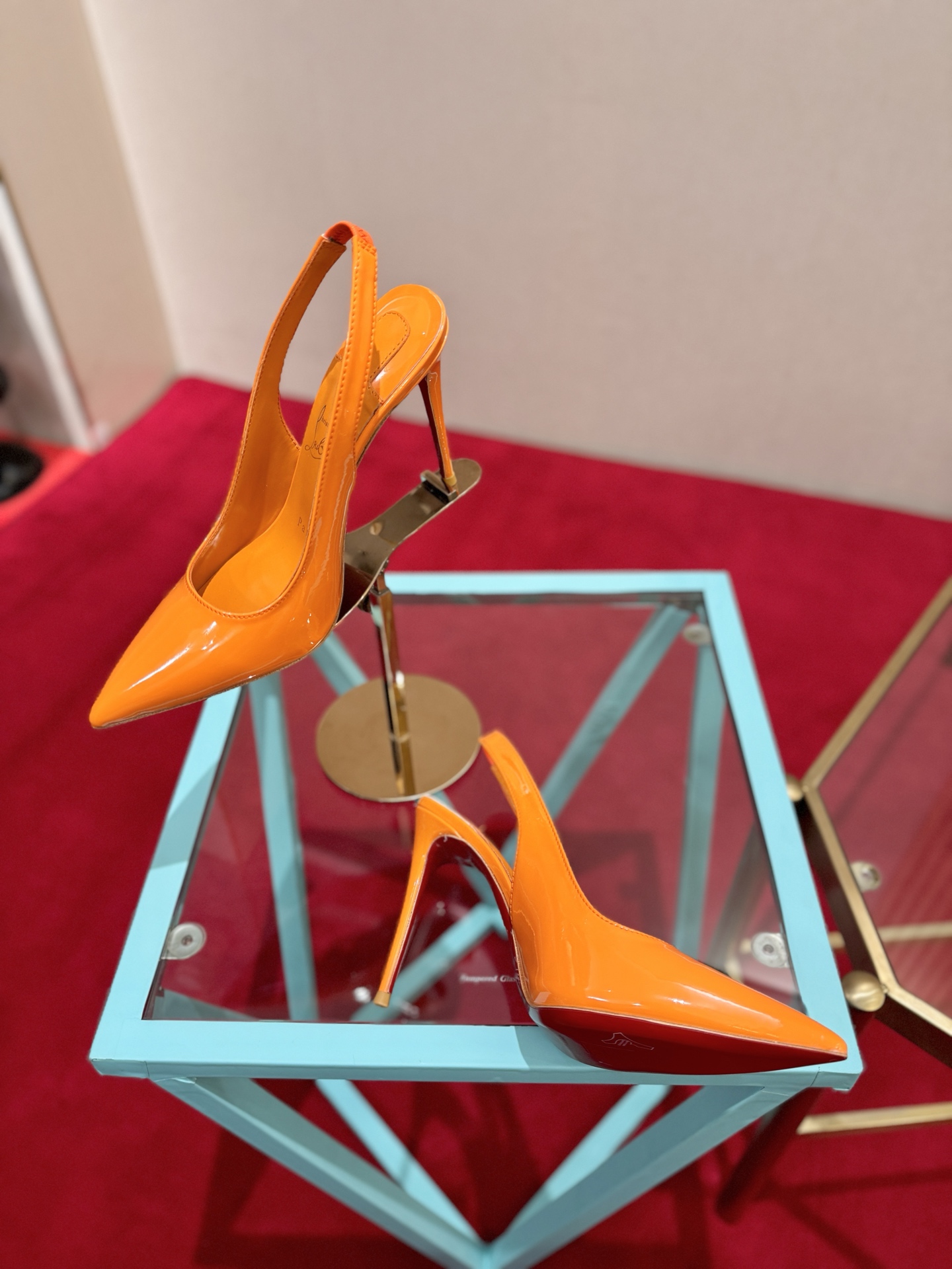 NO:816603,, Christian Louboutin (Christian Louboutin), many celebrities have the same high heels that make countless women crazy. Whether it is the sexy and charming Pigalle or the elegant So Kate, they continue to exude unique charm. That touch of red can always capture the focus of the camera instantly, making the wearer the absolute protagonist under the spotlight.  , each design seems to tell a romantic and mysterious story. And the iconic red sole has become a symbol of female power and confidence, showing off a variety of feminine charms when lightly stepped on. Patent leather upper, sheepskin lining, Italian leather outsole, heel height 10.5cm, size 35-39 (34.40.41.42. Customized), high-heeled sandals, sandals, high heels, sheepskin, Leather soles19860909,Christian Louboutin(克里斯提.鲁布托),众多明星同款令无数女性为之疯狂的高跟鞋无论是性感魅惑的Pigalle,还是优雅大气的So Kate,持续散发着独一无二的魅力.那一抹红色总能瞬间捕获镜头焦点,让穿着者成为镁光灯下的绝对主角 ,每款设计都仿佛讲述着一段浪漫又神秘的故事.而那标志性的红色鞋底,更是成为了女性力量与自信的象征,轻轻踩踏间,尽显女性风情万种. 鞋面漆皮 内里羊皮 意大利真皮大底 跟高10.5cm 码数35-39（34.40.41.42.定做）,高跟鞋凉鞋,sandals,high heels,sheepskin,Leather soles,Women's Shoes