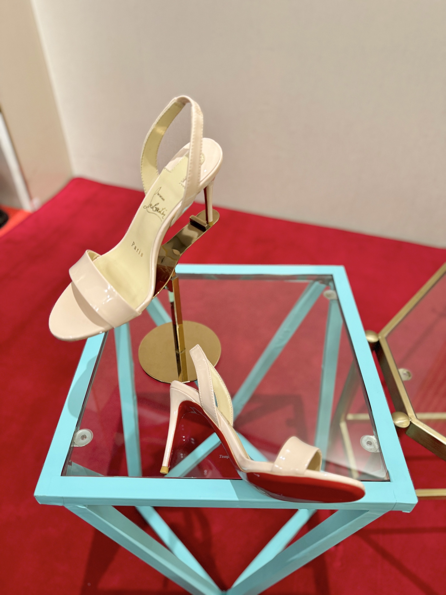 NO:815082,, Christian Louboutin (Christian Louboutin), many celebrities have the same high heels that make countless women crazy. Whether it is the sexy and charming Pigalle or the elegant So Kate, they continue to exude unique charm. That touch of red can always capture the focus of the camera instantly, making the wearer the absolute protagonist under the spotlight.  , each design seems to tell a romantic and mysterious story. And the iconic red sole has become a symbol of female power and confidence, showing off a variety of feminine charms when lightly stepped on. Patent leather upper, sheepskin lining sheepskin, Italian genuine leather outsole, heel height 10.5cm, size 35-39 (34.40.41.42. Customized), high-heeled sandals, sandals, high heels, sheepskin, Leather  soles19860909,Christian Louboutin(克里斯提.鲁布托),众多明星同款令无数女性为之疯狂的高跟鞋无论是性感魅惑的Pigalle,还是优雅大气的So Kate,持续散发着独一无二的魅力.那一抹红色总能瞬间捕获镜头焦点,让穿着者成为镁光灯下的绝对主角 ,每款设计都仿佛讲述着一段浪漫又神秘的故事.而那标志性的红色鞋底,更是成为了女性力量与自信的象征,轻轻踩踏间,尽显女性风情万种. 鞋面漆皮,羊皮 内里羊皮 意大利真皮大底 跟高10.5cm 码数35-39（34.40.41.42.定做）,高跟鞋凉鞋,sandals,high heels,sheepskin,Leather soles,Women's Shoes