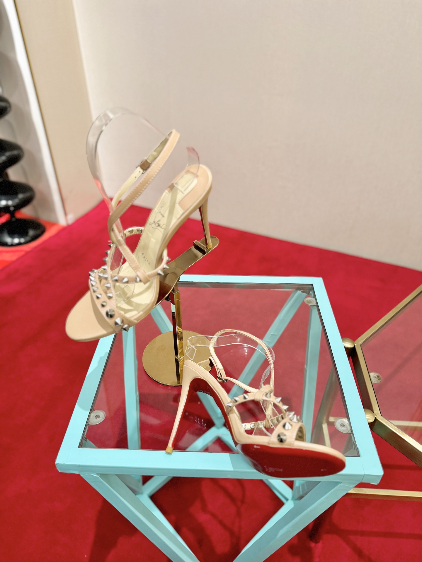 NO:815079,, Christian Louboutin (Christian Louboutin), many celebrities have the same high heels that make countless women crazy. Whether it is the sexy and charming Pigalle or the elegant So Kate, they continue to exude unique charm. That touch of red can always capture the focus of the camera instantly, making the wearer the absolute protagonist under the spotlight.  , each design seems to tell a romantic and mysterious story. And the iconic red sole has become a symbol of female power and confidence, showing off a variety of feminine charms when lightly stepped on. Patent leather upper, sheepskin lining sheepskin, Italian genuine leather outsole, heel height 10.5cm, size 35-39 (34.40.41.42. Customized), high-heeled sandals, sandals, high heels, sheepskin, Leather  soles19860909,Christian Louboutin(克里斯提.鲁布托),众多明星同款令无数女性为之疯狂的高跟鞋无论是性感魅惑的Pigalle,还是优雅大气的So Kate,持续散发着独一无二的魅力.那一抹红色总能瞬间捕获镜头焦点,让穿着者成为镁光灯下的绝对主角 ,每款设计都仿佛讲述着一段浪漫又神秘的故事.而那标志性的红色鞋底,更是成为了女性力量与自信的象征,轻轻踩踏间,尽显女性风情万种. 鞋面漆皮,羊皮 内里羊皮 意大利真皮大底 跟高10.5cm 码数35-39（34.40.41.42.定做）,高跟鞋凉鞋,sandals,high heels,sheepskin,Leather soles,Women's Shoes