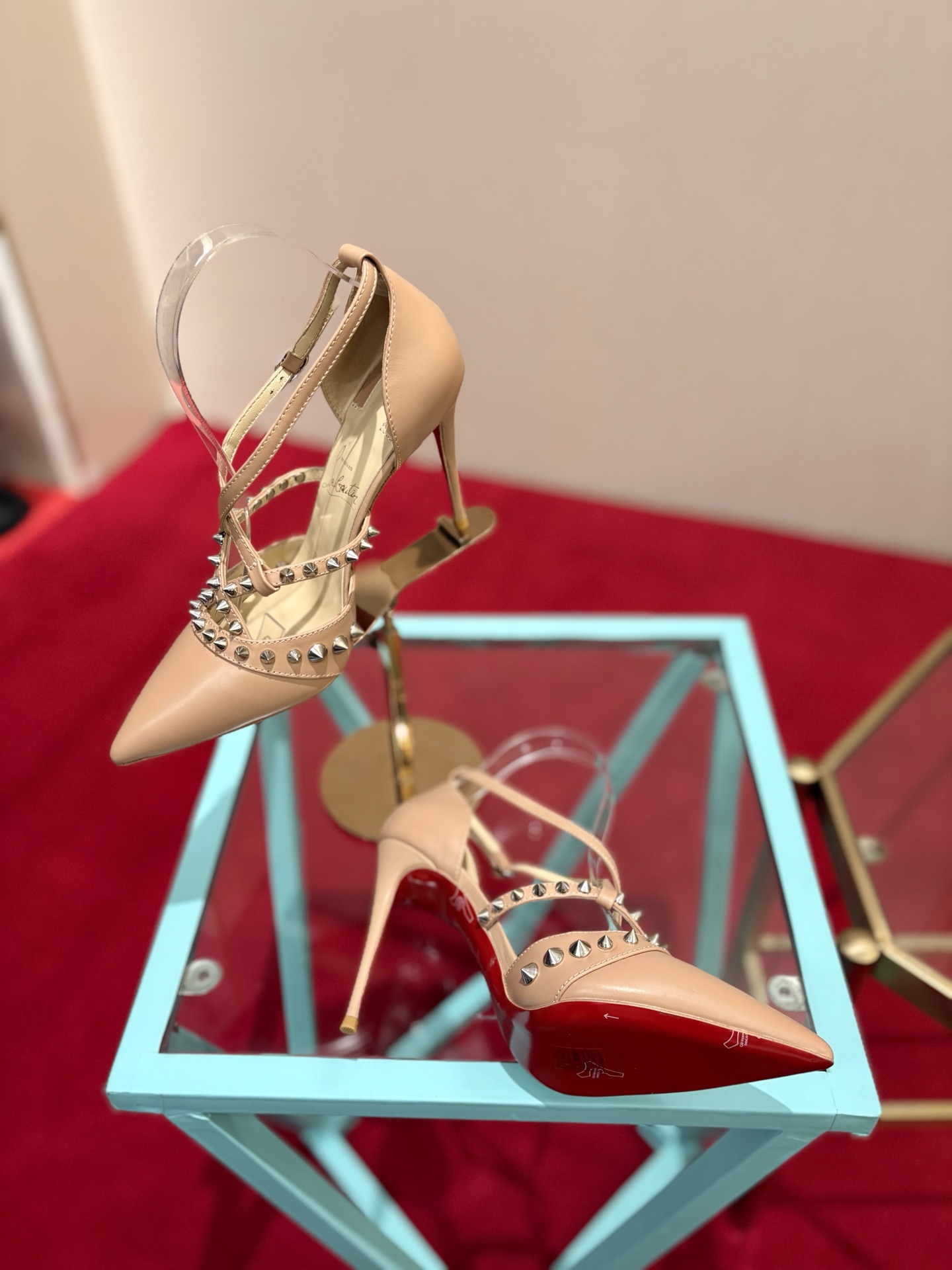 NO:816593,, Christian Louboutin (Christian Louboutin), many celebrities have the same high heels that make countless women crazy. Whether it is the sexy and charming Pigalle or the elegant So Kate, they continue to exude unique charm. That touch of red can always capture the focus of the camera instantly, making the wearer the absolute protagonist under the spotlight.  , each design seems to tell a romantic and mysterious story. And the iconic red sole has become a symbol of female power and confidence, showing off a variety of feminine charms when lightly stepped on. Patent leather upper, sheepskin lining sheepskin, Italian genuine leather outsole, heel height 10.5cm, size 35-39 (34.40.41.42. Customized), high-heeled sandals, sandals, high heels, sheepskin, Leather  soles19860909,Christian Louboutin(克里斯提.鲁布托),众多明星同款令无数女性为之疯狂的高跟鞋无论是性感魅惑的Pigalle,还是优雅大气的So Kate,持续散发着独一无二的魅力.那一抹红色总能瞬间捕获镜头焦点,让穿着者成为镁光灯下的绝对主角 ,每款设计都仿佛讲述着一段浪漫又神秘的故事.而那标志性的红色鞋底,更是成为了女性力量与自信的象征,轻轻踩踏间,尽显女性风情万种. 鞋面漆皮,羊皮 内里羊皮 意大利真皮大底 跟高10.5cm 码数35-39（34.40.41.42.定做）,高跟鞋凉鞋,sandals,high heels,sheepskin,Leather soles,Women's Shoes