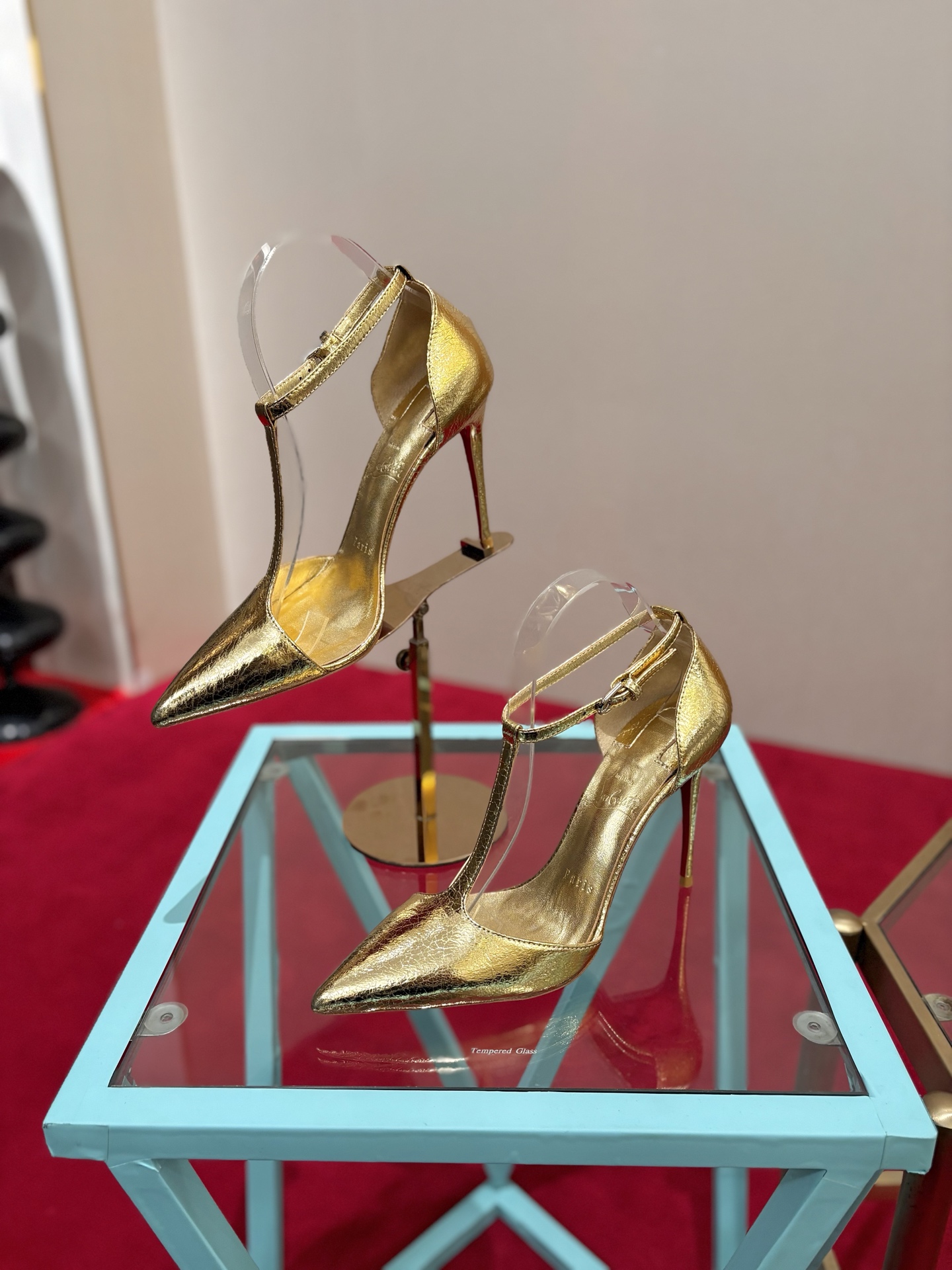NO:905034,, Christian Louboutin (Christian Louboutin), many celebrities have the same high heels that make countless women crazy. Whether it is the sexy and charming Pigalle or the elegant So Kate, they continue to exude unique charm. That touch of red can always capture the focus of the camera instantly, making the wearer the absolute protagonist under the spotlight.  , each design seems to tell a romantic and mysterious story. And the iconic red sole has become a symbol of female power and confidence, showing off a variety of feminine charms when lightly stepped on. Patent leather upper, sheepskin lining sheepskin, Italian genuine leather outsole, heel height 10.5cm, size 35-39 (34.40.41.42. Customized), high-heeled sandals, sandals, high heels, sheepskin, Leather  soles19860909,Christian Louboutin(克里斯提.鲁布托),众多明星同款令无数女性为之疯狂的高跟鞋无论是性感魅惑的Pigalle,还是优雅大气的So Kate,持续散发着独一无二的魅力.那一抹红色总能瞬间捕获镜头焦点,让穿着者成为镁光灯下的绝对主角 ,每款设计都仿佛讲述着一段浪漫又神秘的故事.而那标志性的红色鞋底,更是成为了女性力量与自信的象征,轻轻踩踏间,尽显女性风情万种. 鞋面漆皮,羊皮 内里羊皮 意大利真皮大底 跟高10.5cm 码数35-39（34.40.41.42.定做）,高跟鞋凉鞋,sandals,high heels,sheepskin,Leather soles,Women's Shoes