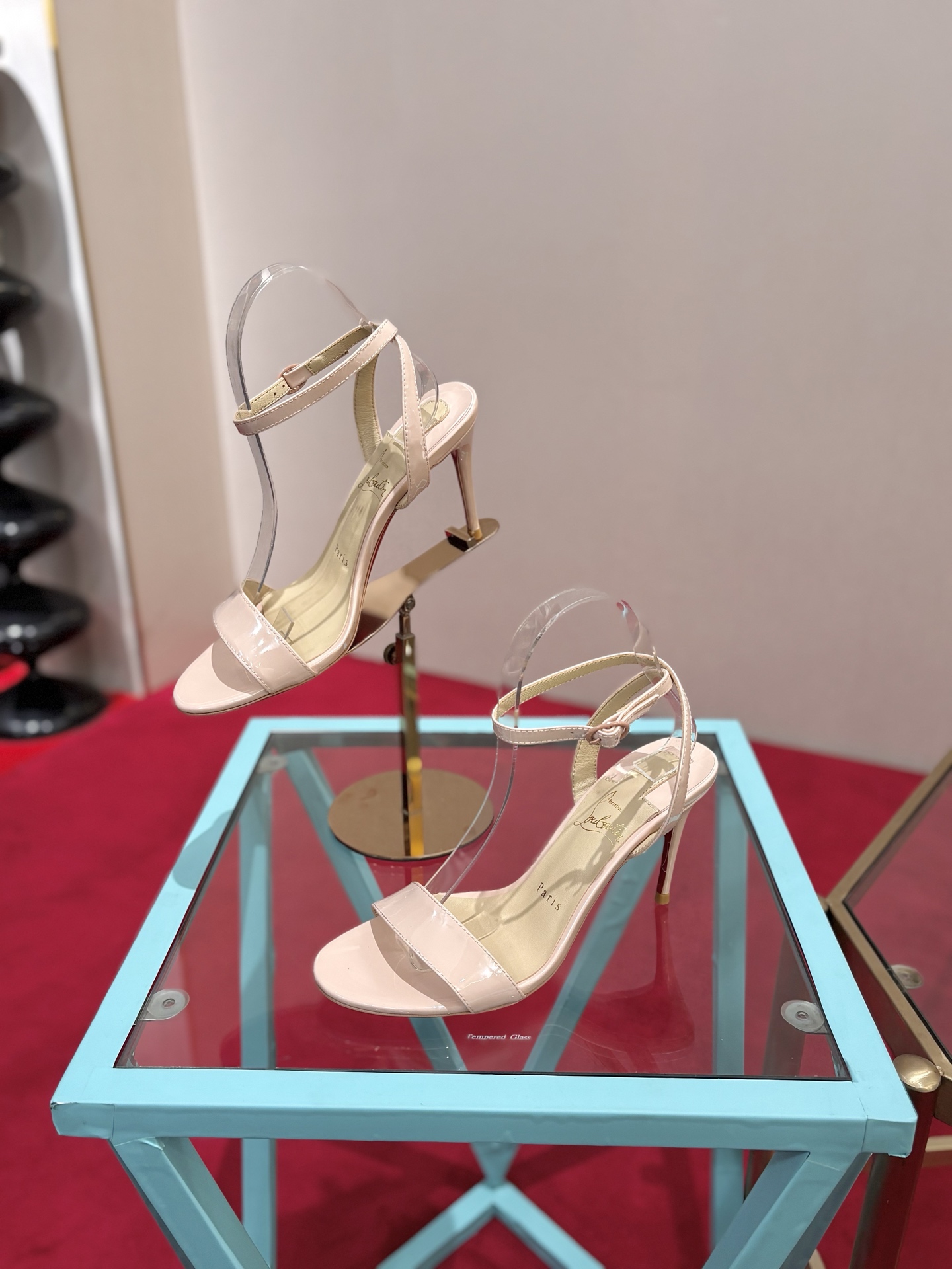 NO:905028,, Christian Louboutin (Christian Louboutin), many celebrities have the same high heels that make countless women crazy. Whether it is the sexy and charming Pigalle or the elegant So Kate, they continue to exude unique charm. That touch of red can always capture the focus of the camera instantly, making the wearer the absolute protagonist under the spotlight.  , each design seems to tell a romantic and mysterious story. And the iconic red sole has become a symbol of female power and confidence, showing off a variety of feminine charms when lightly stepped on. Patent leather upper, sheepskin lining sheepskin, Italian genuine leather outsole, heel height 8.5cm, size 35-39 (34.40.41.42. Customized), high-heeled sandals, sandals, high heels, sheepskin, Leather  soles19860909,Christian Louboutin(克里斯提.鲁布托),众多明星同款令无数女性为之疯狂的高跟鞋无论是性感魅惑的Pigalle,还是优雅大气的So Kate,持续散发着独一无二的魅力.那一抹红色总能瞬间捕获镜头焦点,让穿着者成为镁光灯下的绝对主角 ,每款设计都仿佛讲述着一段浪漫又神秘的故事.而那标志性的红色鞋底,更是成为了女性力量与自信的象征,轻轻踩踏间,尽显女性风情万种. 鞋面漆皮,羊皮 内里羊皮 意大利真皮大底 跟高8.5cm 码数35-39（34.40.41.42.定做）,高跟鞋凉鞋,sandals,high heels,sheepskin,Leather soles,Women's Shoes