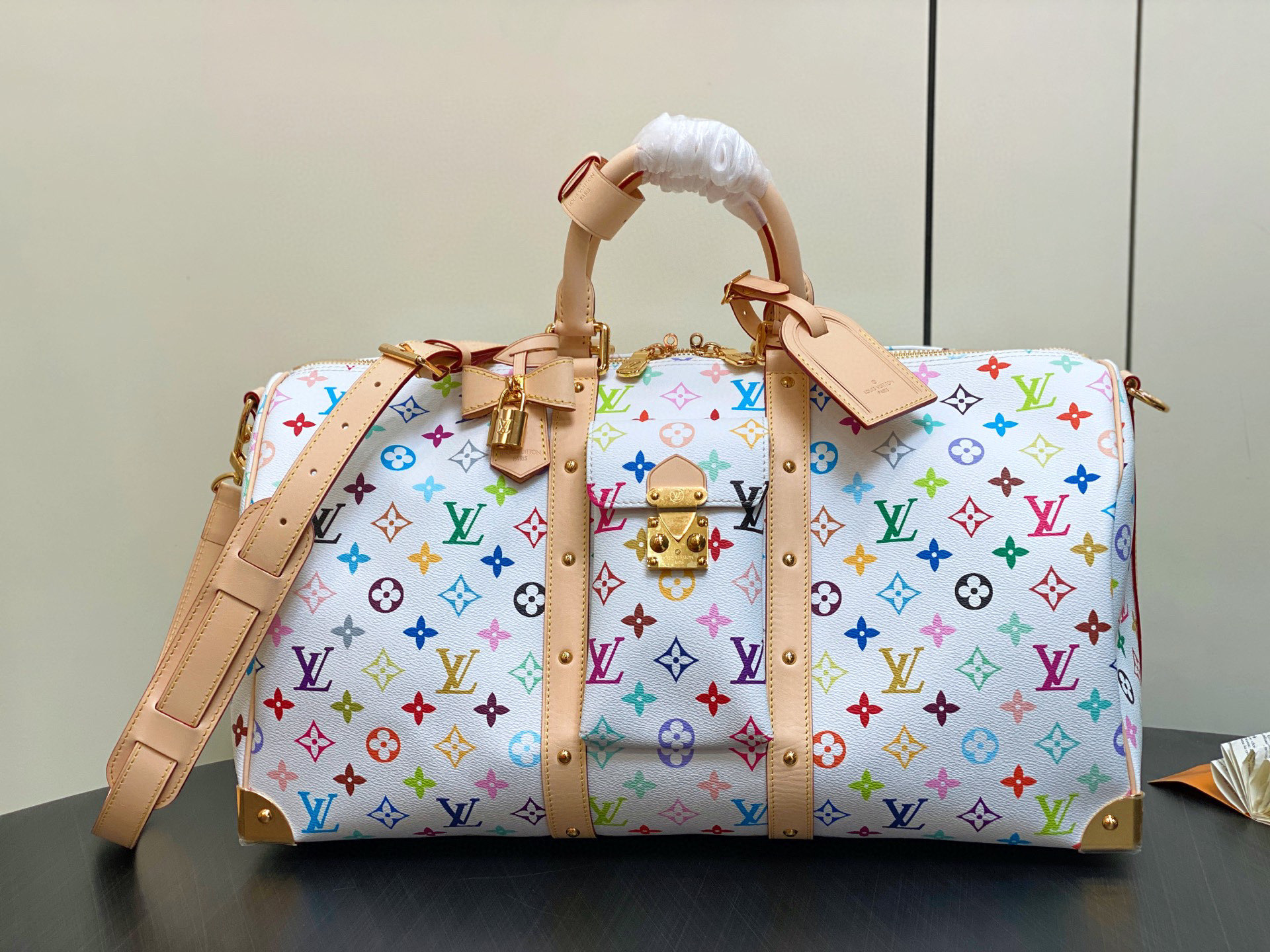 NO:620046,Top Original M13742 White Color Travel Bag Seasonal New LV x TM KEEALL BANDOULIRE 45 Travel Bag This Keeall Bandoulière 45 Jh travel bag is from the Louis Vuitton  The lock buckle and shiny metal corners establish a classic foundation, while the rivet strap and bow-shaped key bag highlight the new season trend. 27 x 20 x 45 cm. 951981000,, louis vuitton, louis vuitton19860909顶级原单M13742白彩 旅行袋 当季新款 LV x TM KEEALL BANDOULIRE 45 旅行袋 本款 Keeall Bandoulière 45 Jh旅行袋出自路易威登 x 村上隆再版系列,以绚丽 Monogram 涂层帆布展现品牌标志性元素与艺术家虹彩美学的创意交融.前袋的 S-lock 锁扣和莹泽金属包角奠定经典底蕴,铆钉饰带和蝴蝶结造型钥匙包点明新季潮流风尚.27 x 20 x 45 厘米.951981000,,louis vuitton,louis vuitton,Bag