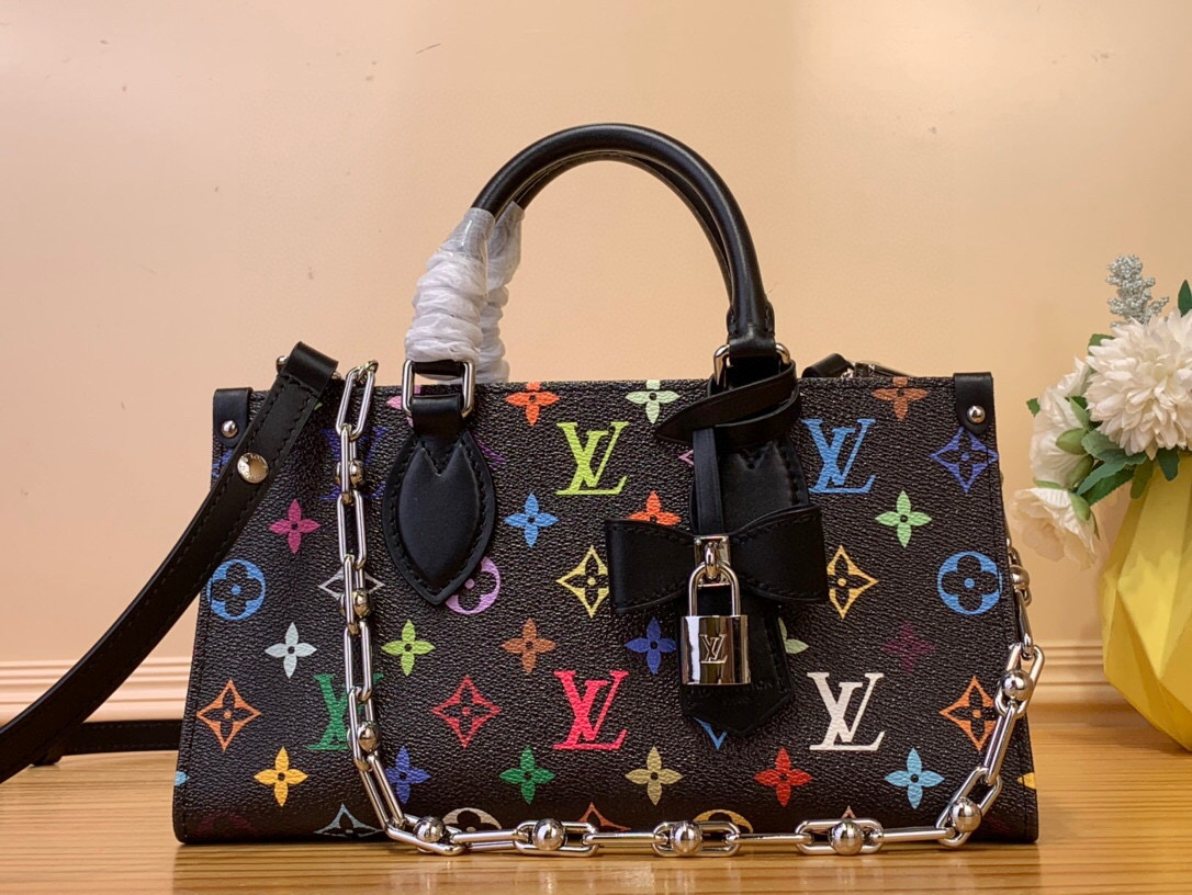 NO:620161,8064075 Top original item [LV  The Toron handle, cross-body chain and adjustable leather shoulder strap allow for a variety of carrying methods, and the ample interior can easily store smartphones and other daily needs. Size 25 x 13 x10 cm,,louis vuitton,louis vuitton,cowhide198609098064075 顶级原单【LV X TM ONTHEGO EAST WEST CHAIN 手袋】M13260 黑彩 (村上隆) 本款 OnTheGo East West Hxjsxl手袋取材涂层帆布,以路易威登x村上隆合作系列的彩虹色调描绘全幅Monogram 图案.牛皮革 Toron手柄、斜挎链条和可调节皮革肩带实现多种背携方式,充裕内里轻松收纳智能手机等日常所需. 尺寸25 x 13 x10厘米,,louis vuitton,louis vuitton,cowhide,Bag