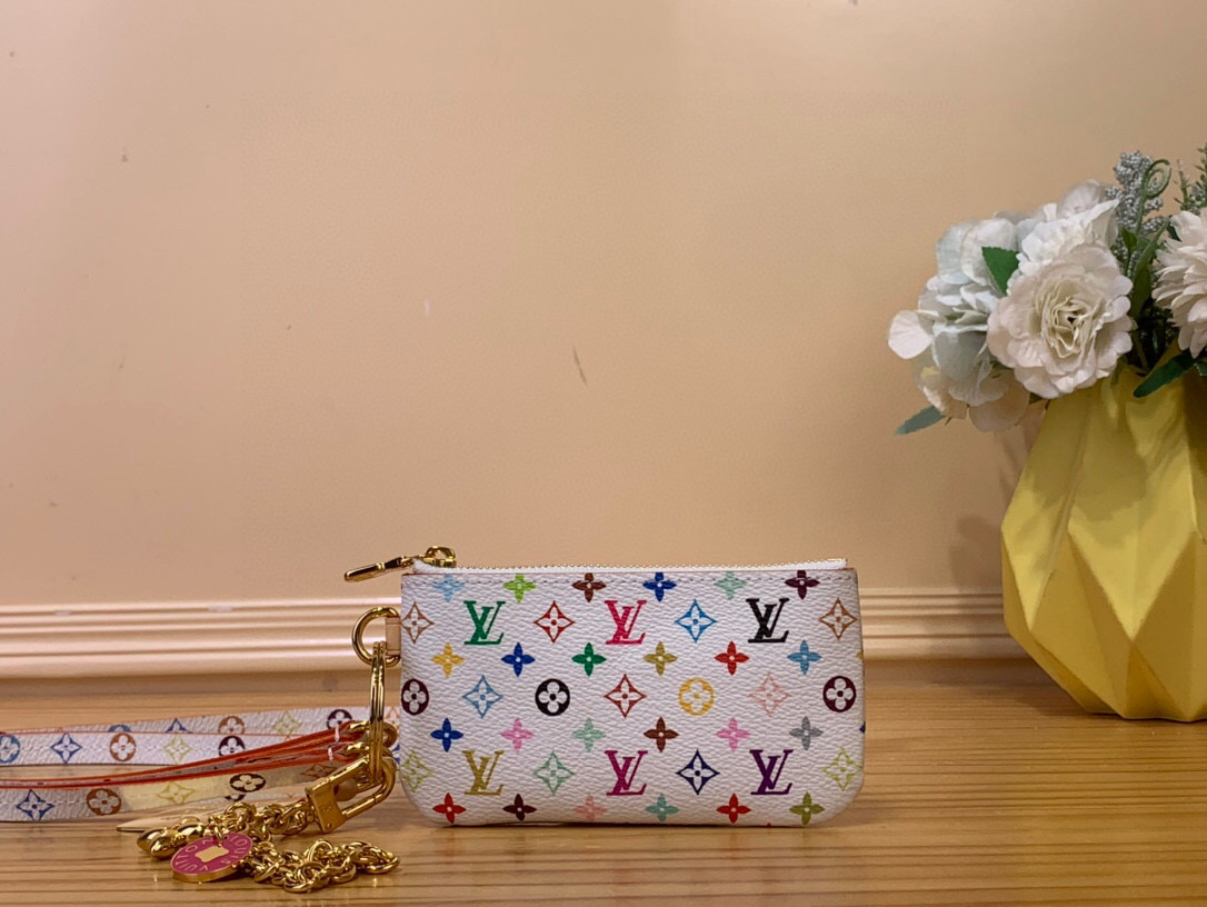 NO:620483,Top original order [LV x TM mobile phone case] m14099 white color (three colors - Takashi Murakami) Louis Vuitton teamed up with Japanese artist Takashi Murakami to launch this mobile phone case in the reprint series. Monogram Ms coated canvas is dip-dyed in colorful rainbow tones, refreshing the brand elements with the artist's signature fun colors. The dazzling metal pieces exude a chic atmosphere, and the zipper bag is convenient for storing change and small items. Size 6.5 x 1 x 12 cm  5316039.,,louis vuitton,louis vuitton,phone cases19860909顶级原单【LV x TM 手机壳】 m14099 白彩（三彩-村上隆） 路易威登携手日本艺术家村上隆,在再版系列中推出此款手机壳.Monogram Ms涂层帆布浸染缤纷彩虹色调,以艺术家标志性的趣味配色焕新品牌元素.耀目金属件流露别致气息,拉链袋方便收纳零钱和随行小物. 尺寸6.5 x 1 x 12 厘米 5316039.,,louis vuitton,louis vuitton,phone cases,Bag