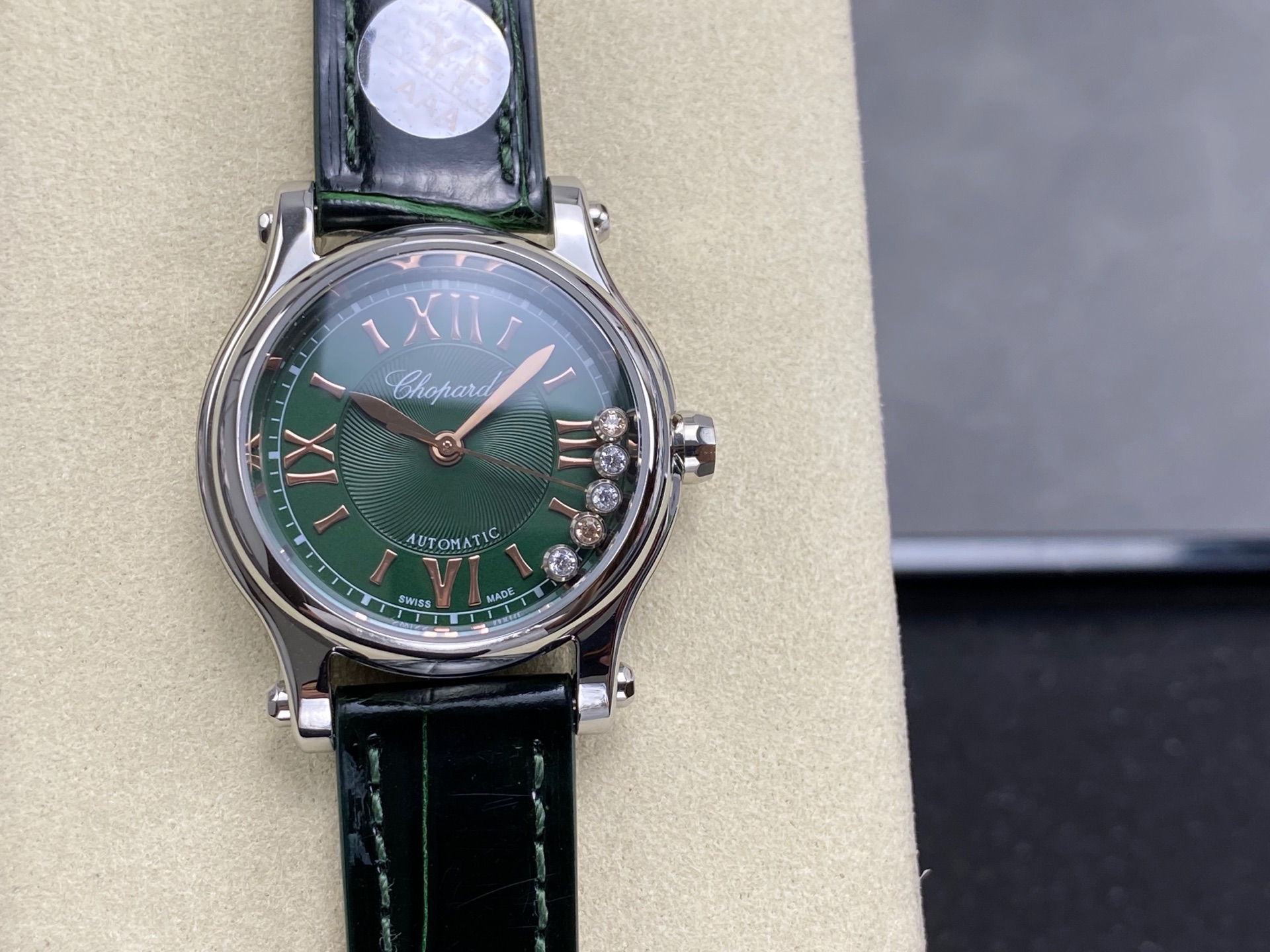 NO:858855,'YF2026 New Green Limited Edition' You must know that the biggest feature of the Hay sort series is the pioneering combination of fine steel and the brand's iconic smart diamonds. It breaks the tradition of using precious metal cases for jewelry watches. This latest limited edition is mainly in pine green, with 18k rose gold hands and hour markers. Green represents life and exuberance, while yellow symbolizes sunshine and energy. This contrasting color combination not only shows the vitality of nature, but also conveys a positive attitude towards life.  Therefore, this watch is vividly called 'Green Enters Gold.' This watch has a watch diameter of 30mm, which is just the right size for most women.19860909《YF2026新品绿色限量版》要知道Hay sort系列最大的特点就是开创性的将精钢与品牌标志性的灵动钻石结合在一起 它打破了珠宝腕表多用贵金属表壳的传统 这块最新推出的限量版以松绿色为主色调 搭配18k玫瑰金的指针和时标 绿色代表着生命和蓬勃 黄色则象征着阳光和能量 这个撞色搭配既展现了自然的活力 又传递出积极向上的生活态度 因此这款腕表被形象的称为“绿进斗金”这款腕表拥有30mm毫米的腕表直径,对于大部分女士来说这个尺寸刚刚好.,,Watch