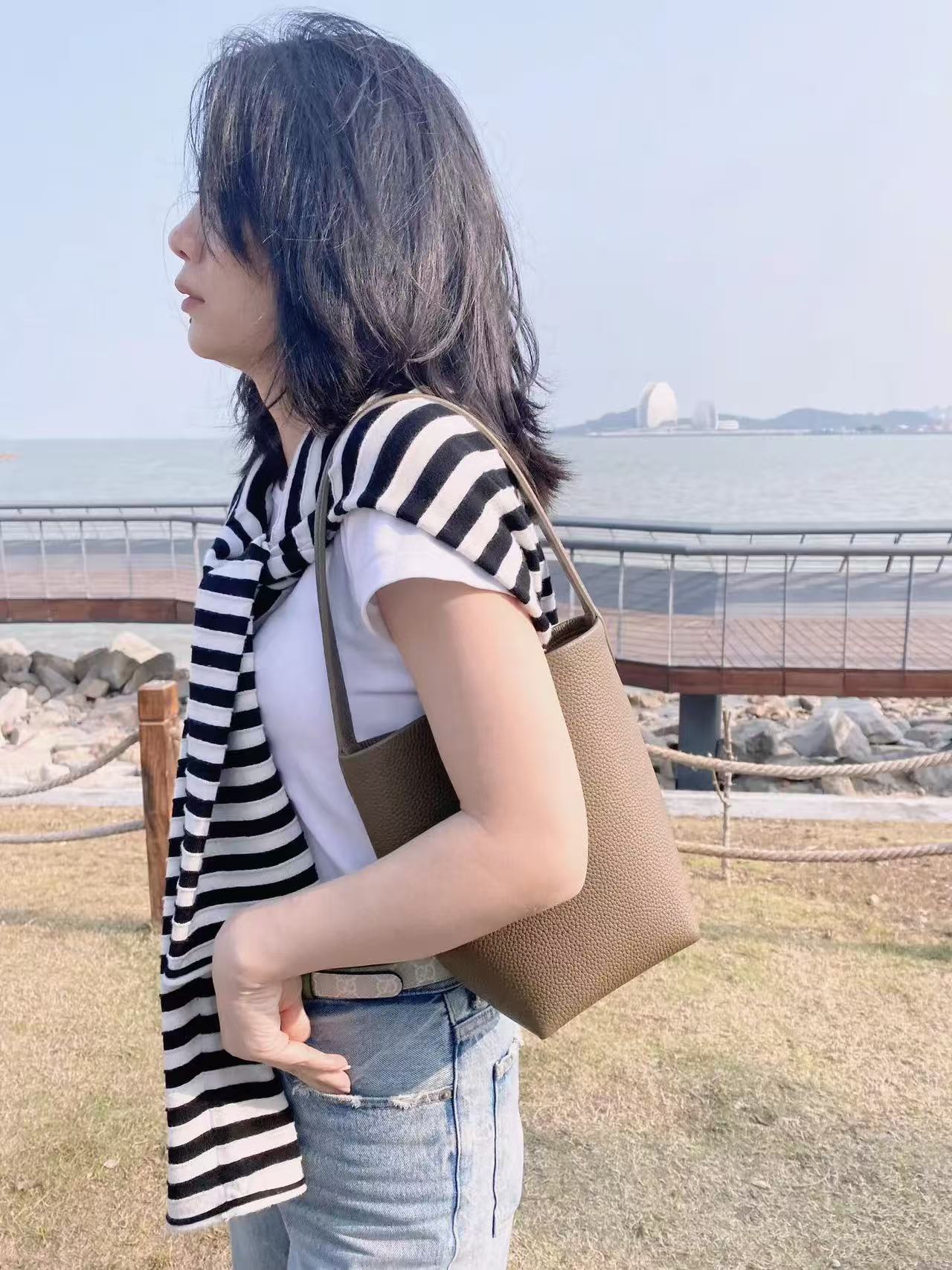 더로우 슬림 스몰 버킷백 상세 이미지 2