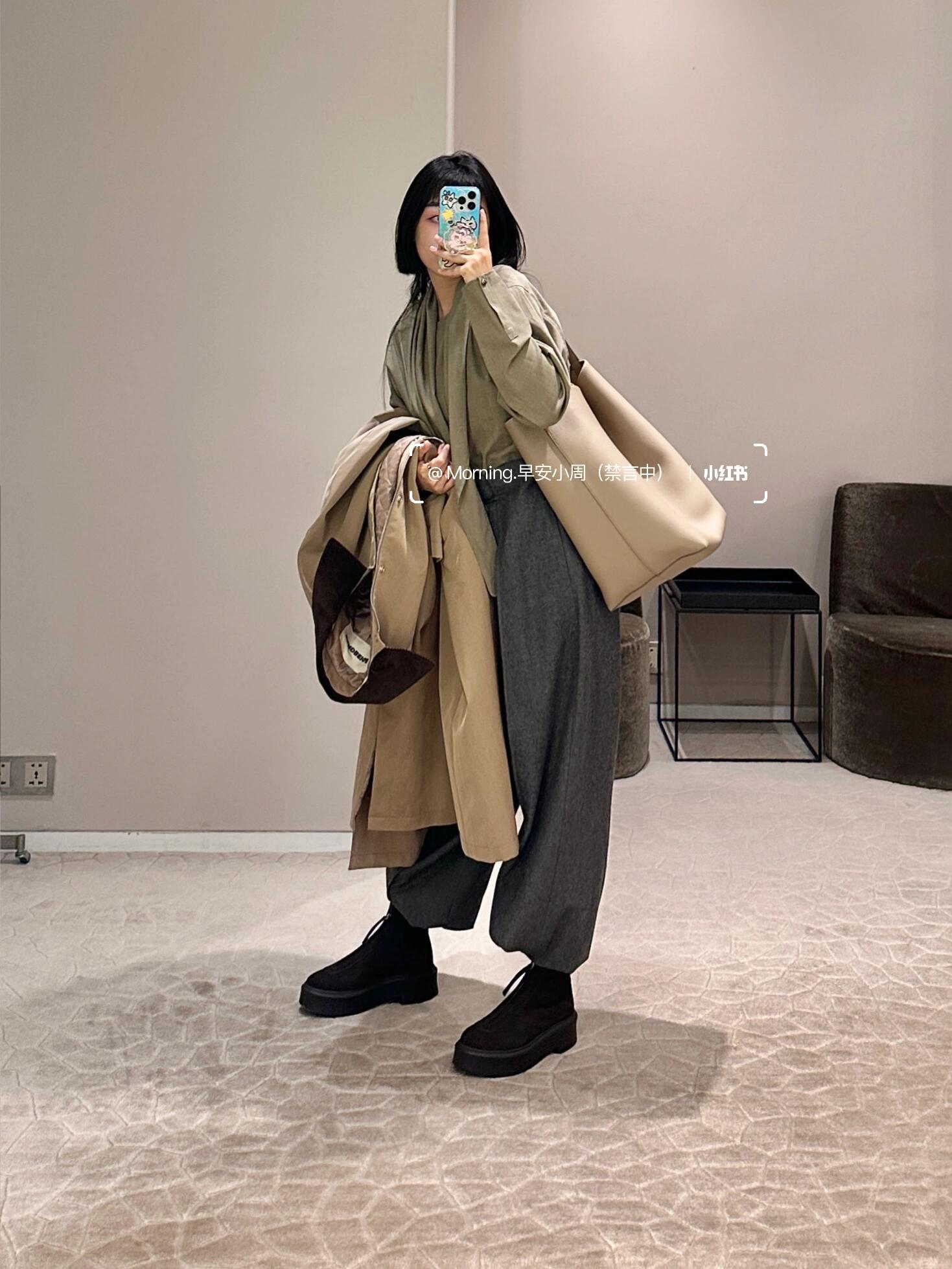 더로우 미니멀 블랙 토트백 상세 이미지 6