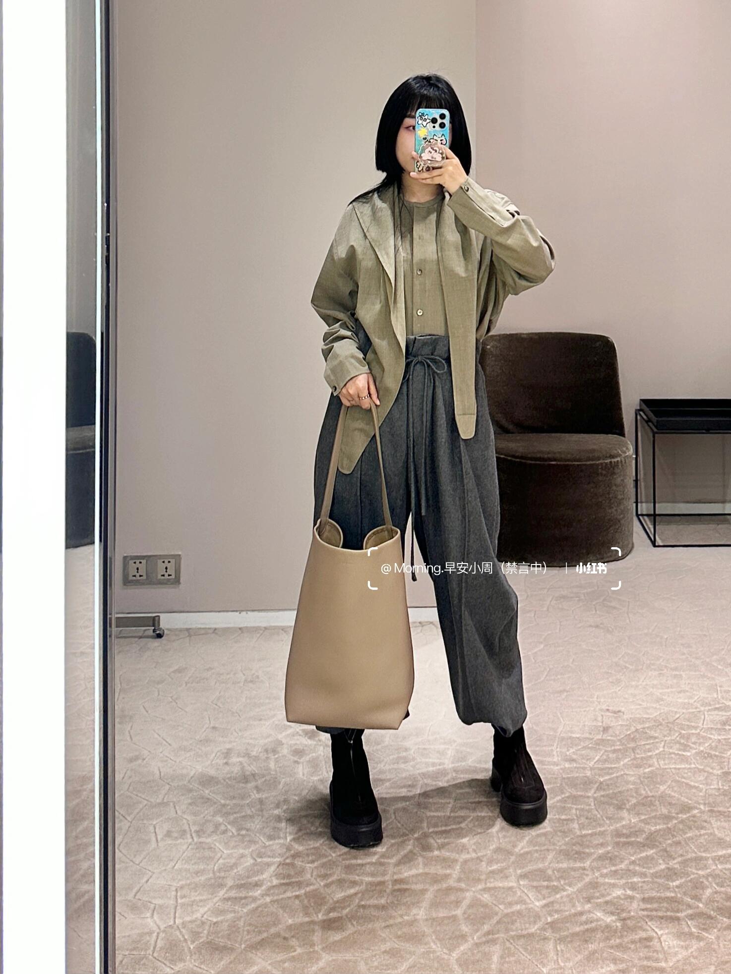 더로우 미니멀 블랙 토트백 상세 이미지 4