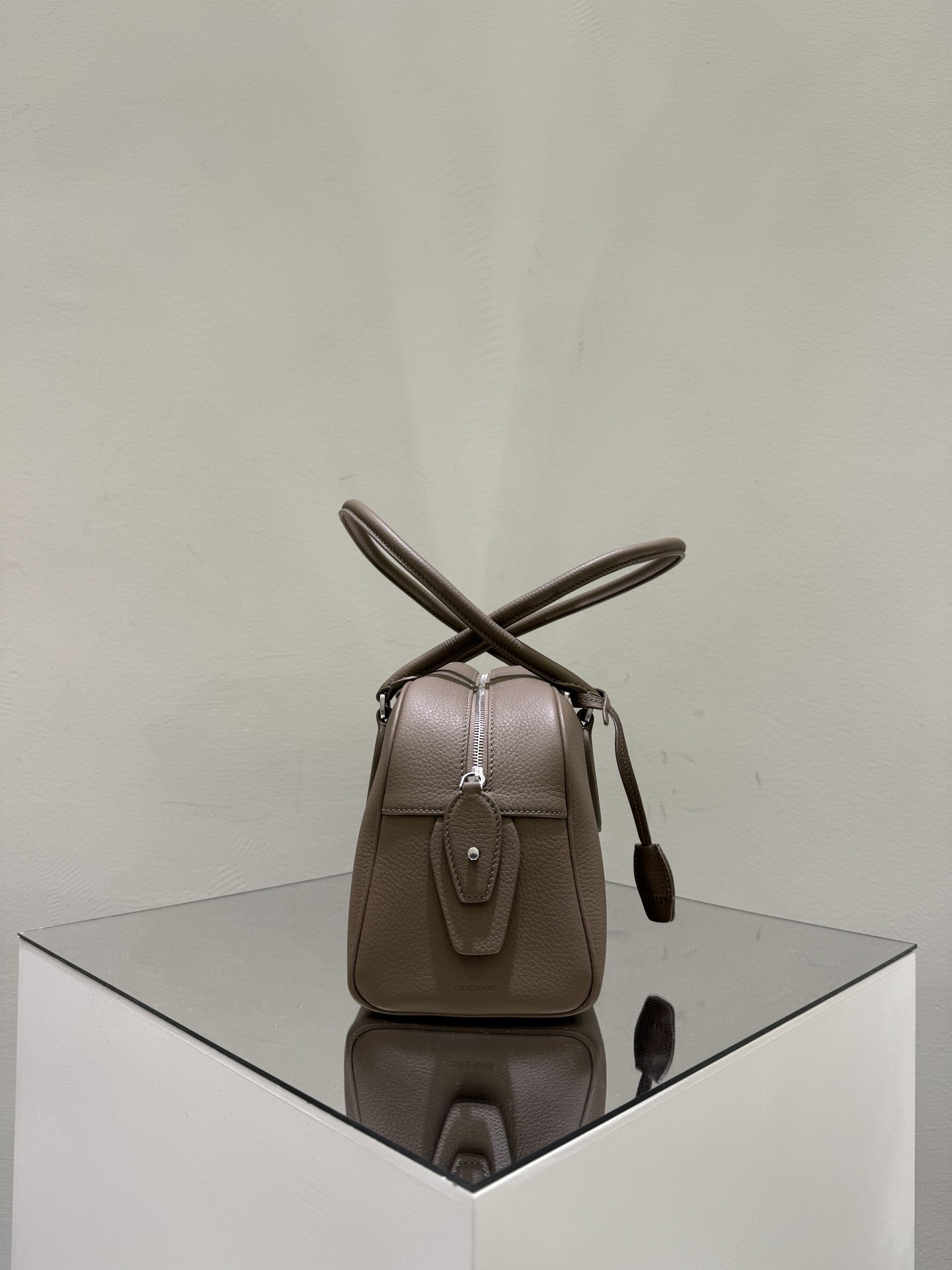 더로우 크레인 가죽 롱 핸들 가방 상세 이미지 3