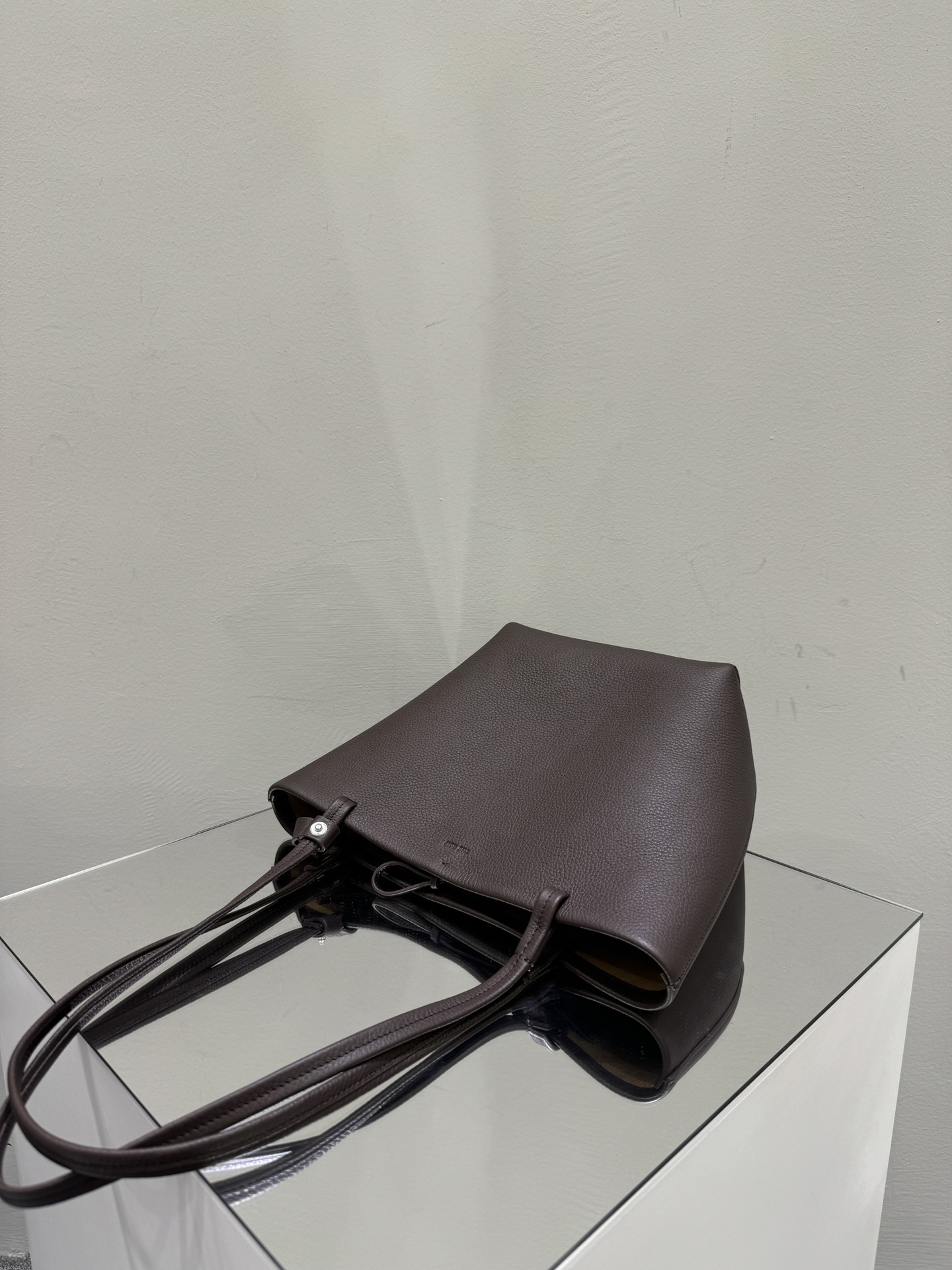 더로우 퓨어 미디엄 쇼핑백 가방 상세 이미지 5