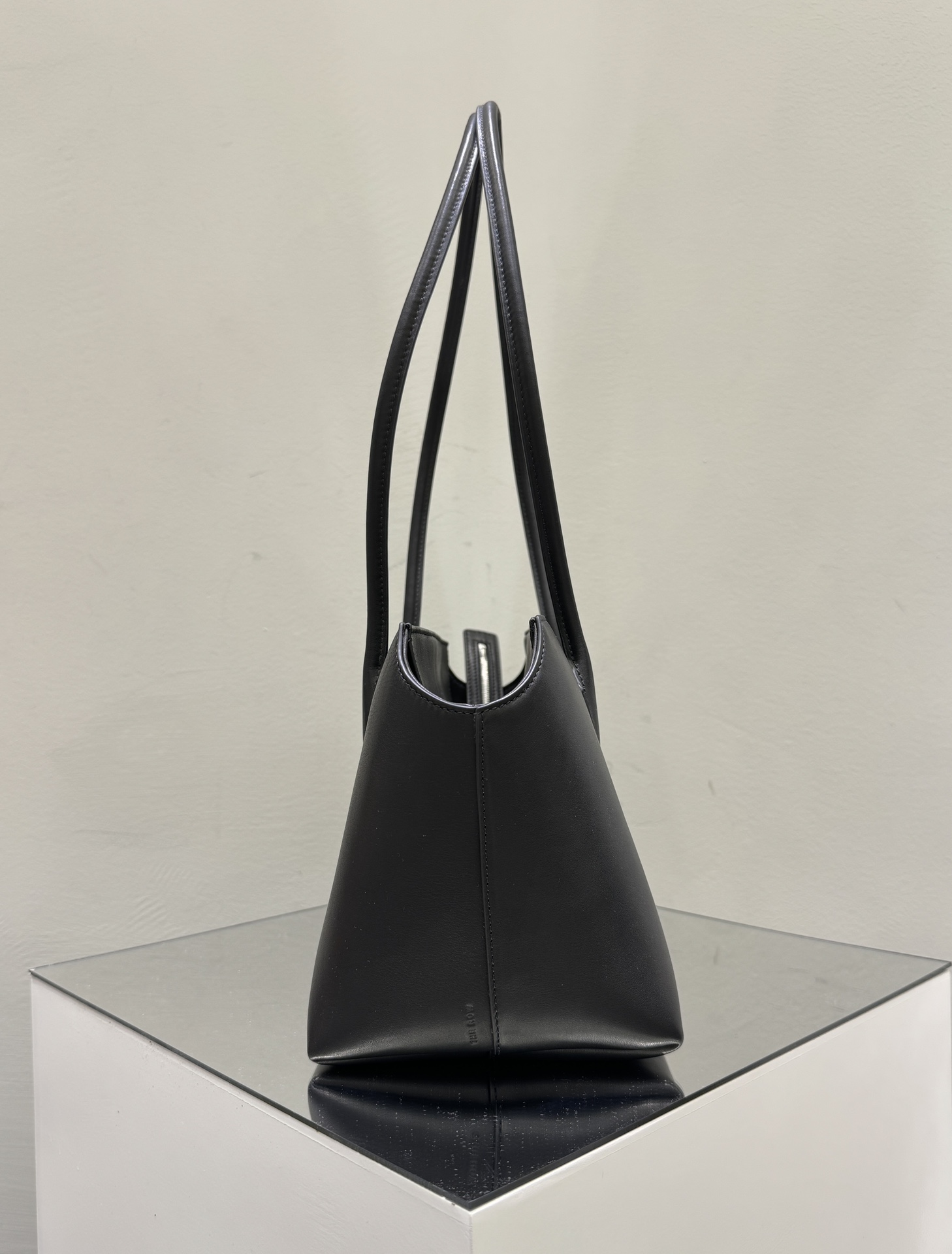 더로우 미니멀 가죽 숄더백 상세 이미지 3