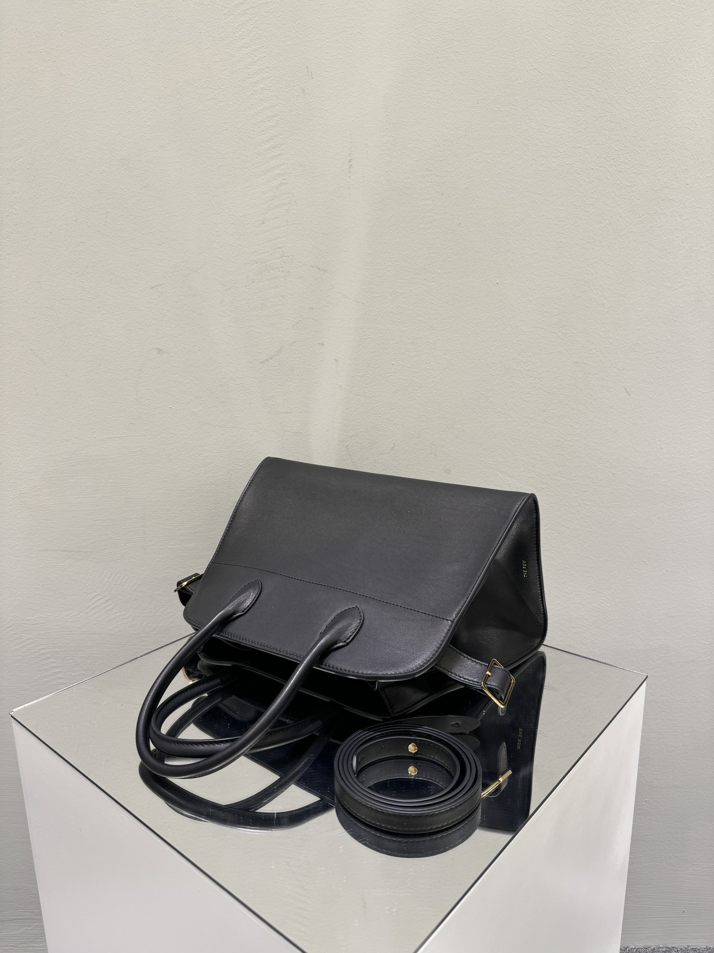 더로우 플레인 블랙 미니멀 가방 상세 이미지 4