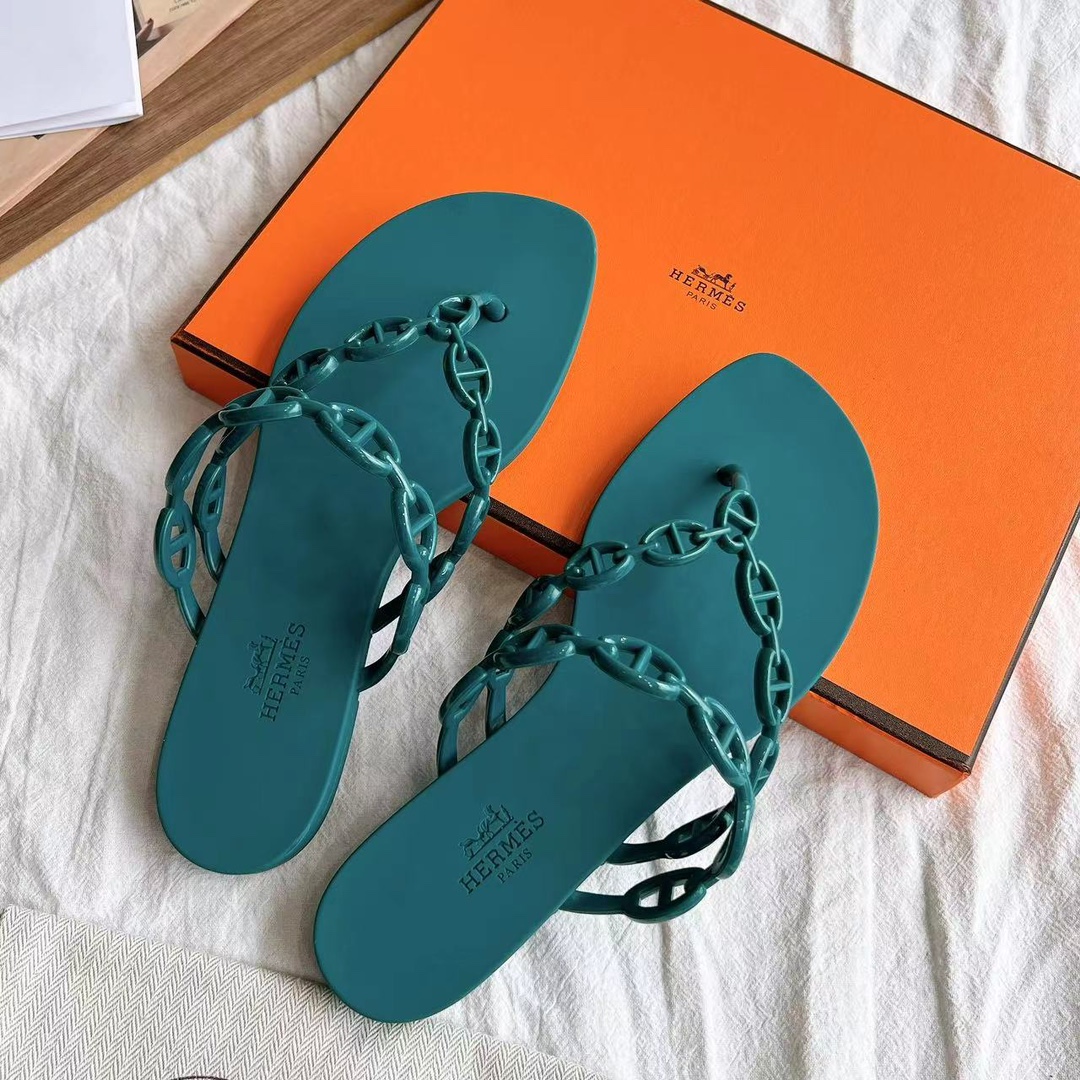 NO:384509,TPU version (outsole and logo are consistent with the original version and are shiny) Size: 35-41 Latest spring latest model H-clamp chain flip-flops 1. Buy the original version, the shoe sole lace mold is best made with 1:1 mold opening, heavy-duty single size single model, no change in size, soft and comfortable, full of details!  2. The popular internet celebrity model is full of details, and the sole and the original version are consistent with the forefoot polishing and gloss treatment!  A must-have pair, the first choice for LSP 3. Material: imported TPU material, environmentally friendly and odor-free, split-toe shoes19860909TPU版本（大底和logo跟原版一致有光泽） 码数:35-41  最新春季最新款H夹脚链条人字拖 1. 购入原版,鞋子鞋底鞋带模具1:1开模最好制作,重金单码单模,不改码数,柔软舒适,细节满满！ 2.网红大爆款,细节感满满,鞋底和原版一致前掌抛光亮面处理！必备人手一双 ,LSP首选款 3. 材质: 进口TPU材质,环保无异味,分趾鞋,Women's Shoes