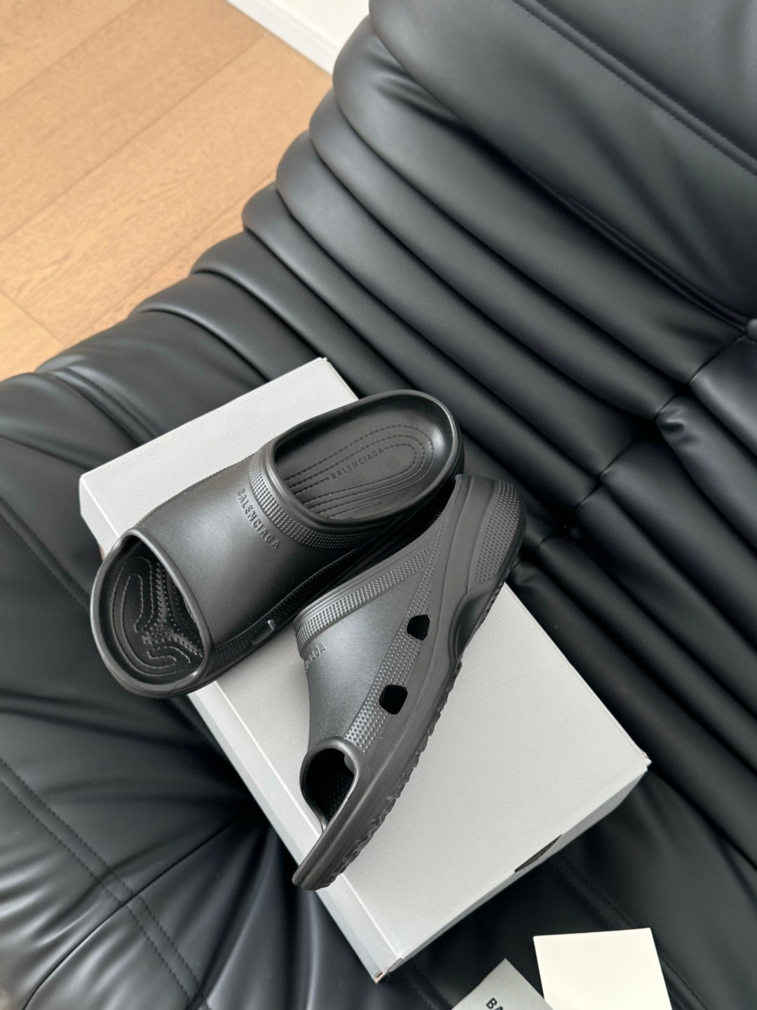 NO:227814,,Value and price (single size and single model) size: 40-46 BALENCIAGE Pool Crocs Cooperation model thick sole drag original 1:1 restore, single size and single model, suitable size and full of comfort, the heel and original version are consistent with the code mark, all uppers are grainy, sole patterns, and detailed sense. Believe me, it must be a pair of beach slippers that can make you weld your feet all summer. Wide body shoe shape, thick sole height is 4cm, which makes you look taller and thinner legs, dwarfs, slippers, balenciaga, balenciaga, slippers19860909,有量有价（单码单模）  size:40-46 BALENCIAGE 巴黎世家 Pool Crocs 合作款厚底拖 原版1:1还原,单码单模,大小合适,舒适度满满,后跟和原版一致有码标,所有鞋面颗粒感,鞋底纹路,细节感拉满 相信我,一定是一双可以让你整个夏天焊死脚上的沙滩拖鞋 宽体的鞋型,厚底增高4cm,显高又显腿细,矮星人的最爱.,拖鞋,balenciaga,balenciaga,slippers,Women's Shoes