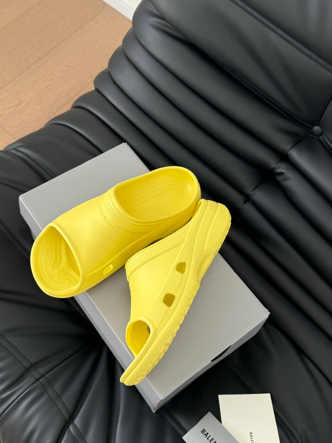 NO:227809,,Four and price (single size and single model) size, 40-46 BALENCIAGE Pool Crocs Cooperation model thick sole drag original 1:1 restore, single size and single model, suitable size and full of comfort, the heel and original version are consistent with the code mark, all uppers are grainy, sole pattern, and full of detail. Believe me, it must be a pair of beach slippers that can make you weld your feet all summer. Wide body shoe shape, thick sole height is 4cm, which makes you look taller and thinner legs, dwarfs, slippers, balenciaga, balenciaga, slippers19860909,有量有价（单码单模）  size,40-46 BALENCIAGE 巴黎世家 Pool Crocs 合作款厚底拖 原版1:1还原,单码单模,大小合适,舒适度满满,后跟和原版一致有码标,所有鞋面颗粒感,鞋底纹路,细节感拉满 相信我,一定是一双可以让你整个夏天焊死脚上的沙滩拖鞋 宽体的鞋型,厚底增高4cm,显高又显腿细,矮星人的最爱.,拖鞋,balenciaga,balenciaga,slippers,Women's Shoes