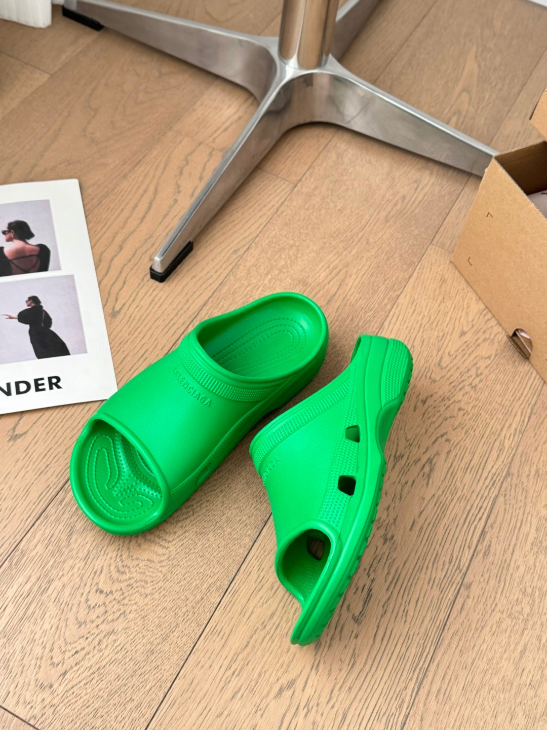 NO:381967,(Single size single model) Women's size: 35-41 Men's size: 39-46 BALENCIAGE Pool Crocs Cooperation model thick sole drag original 1:1 restore, single size single model, suitable size, full comfort, consistent with the heel and original version, all uppers are grained, sole pattern, and full of detail. Believe me, it must be a pair of beach slippers that can make you weld your feet all summer wide shoe shape, thick sole height 4cm, tall and thin legs, dwarfs favorite., slippers, balenciaga, balenciaga, slippers19860909（单码单模）  女款size:35-41 男款size:39-46 BALENCIAGE 巴黎世家 Pool Crocs 合作款厚底拖 原版1:1还原,单码单模,大小合适,舒适度满满,后跟和原版一致有码标,所有鞋面颗粒感,鞋底纹路,细节感拉满 相信我,一定是一双可以让你整个夏天焊死脚上的沙滩拖鞋 宽体的鞋型,厚底增高4cm,显高又显腿细,矮星人的最爱.,拖鞋,balenciaga,balenciaga,slippers,Women's Shoes