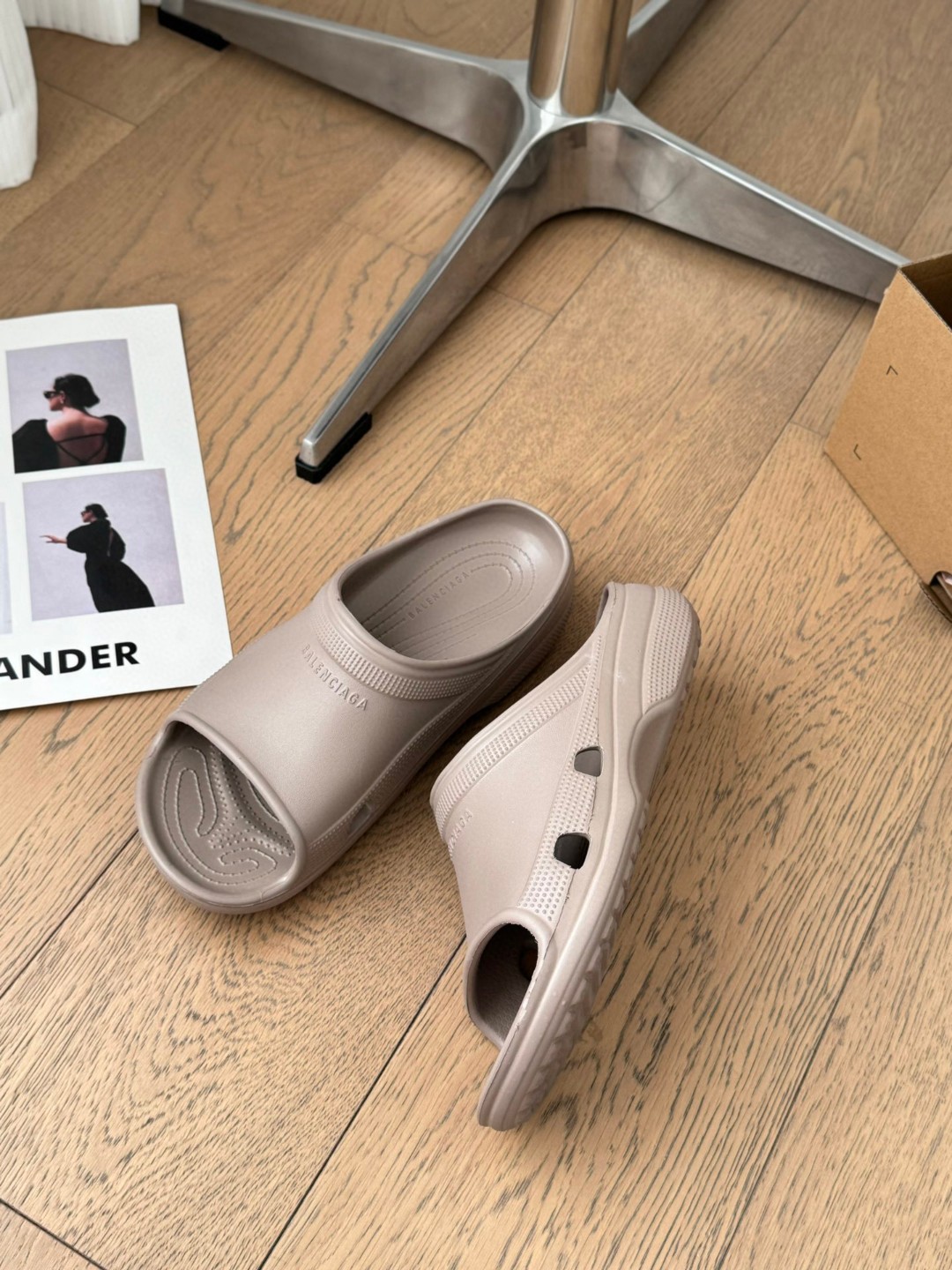 NO:227804,,Value and price (single size and single model) size: 40-46 BALENCIAGE Pool Crocs Cooperation model thick sole drag original 1:1 restore, single size and single model, suitable size and full of comfort, the heel and original version are consistent with the code mark, all uppers are grainy, sole patterns, and detailed sense. Believe me, it must be a pair of beach slippers that can make you weld your feet all summer. Wide body shoe shape, thick sole height is 4cm, which makes you look taller and thinner legs, dwarfs, slippers, balenciaga, balenciaga, slippers19860909,有量有价（单码单模）  size:40-46 BALENCIAGE 巴黎世家 Pool Crocs 合作款厚底拖 原版1:1还原,单码单模,大小合适,舒适度满满,后跟和原版一致有码标,所有鞋面颗粒感,鞋底纹路,细节感拉满 相信我,一定是一双可以让你整个夏天焊死脚上的沙滩拖鞋 宽体的鞋型,厚底增高4cm,显高又显腿细,矮星人的最爱.,拖鞋,balenciaga,balenciaga,slippers,Women's Shoes