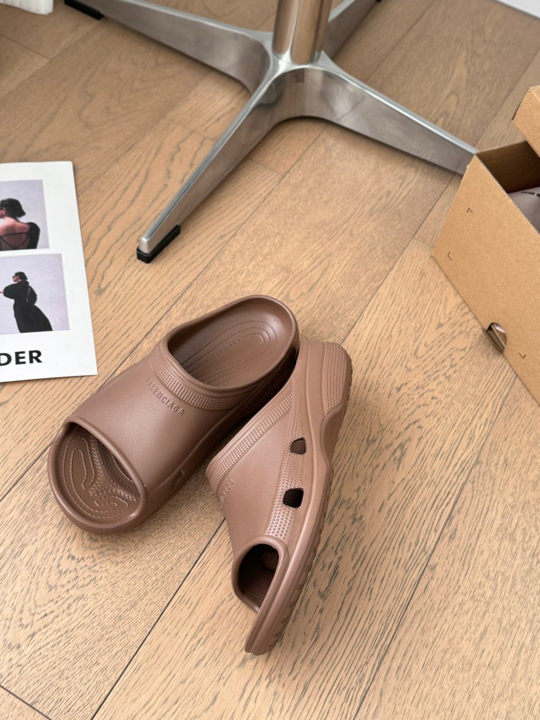 NO:381972,(Single size single model) Men's size: 39-46 BALENCIAGE Pool Crocs Cooperation model thick sole drag original 1:1 restore, single size single model, suitable size, full comfort, consistent with the heel and original version, all uppers are grained, sole pattern, and full of detail. Believe me, it must be a pair of beach slippers that can make you weld your feet all summer. Wide body shoe shape, thick sole height 4cm, high and thin legs, dwarfs, favourites, balenciaga, balenciaga, slippers19860909（单码单模）  男款size:39-46 BALENCIAGE 巴黎世家 Pool Crocs 合作款厚底拖 原版1:1还原,单码单模,大小合适,舒适度满满,后跟和原版一致有码标,所有鞋面颗粒感,鞋底纹路,细节感拉满 相信我,一定是一双可以让你整个夏天焊死脚上的沙滩拖鞋 宽体的鞋型,厚底增高4cm,显高又显腿细,矮星人的最爱.,拖鞋,balenciaga,balenciaga,slippers,Women's Shoes