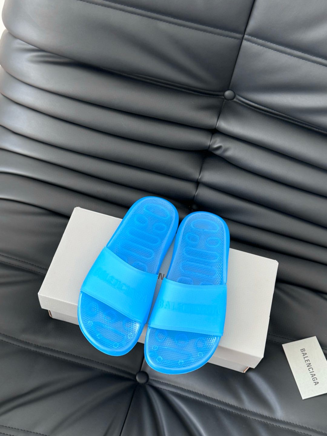 NO:263472,, There are quantity and price. Couple model size: 35-46 BALENCIAGE Pool Crocs Cooperation model thick sole pull-up original 1:1 restored, air cushion sole, full of comfort, all upper grain, sole pattern, and full of detail. Believe me, it must be a pair of beach slippers that can make you weld your feet all summer. Wide body shoe shape, thick sole **3cm, high and thin legs, dwarfs favorite., Slippers, balenciaga, balenciaga, slippers19860909,有量有价 情侣款size:35-46 BALENCIAGE 巴黎世家 Pool Crocs 合作款厚底拖 原版1:1还原,气垫鞋底,舒适度满满,所有鞋面颗粒感,鞋底纹路,细节感拉满 相信我,一定是一双可以让你整个夏天焊死脚上的沙滩拖鞋 宽体的鞋型,厚底**3cm,显高又显腿细,矮星人的最爱.,拖鞋,balenciaga,balenciaga,slippers,Women's Shoes