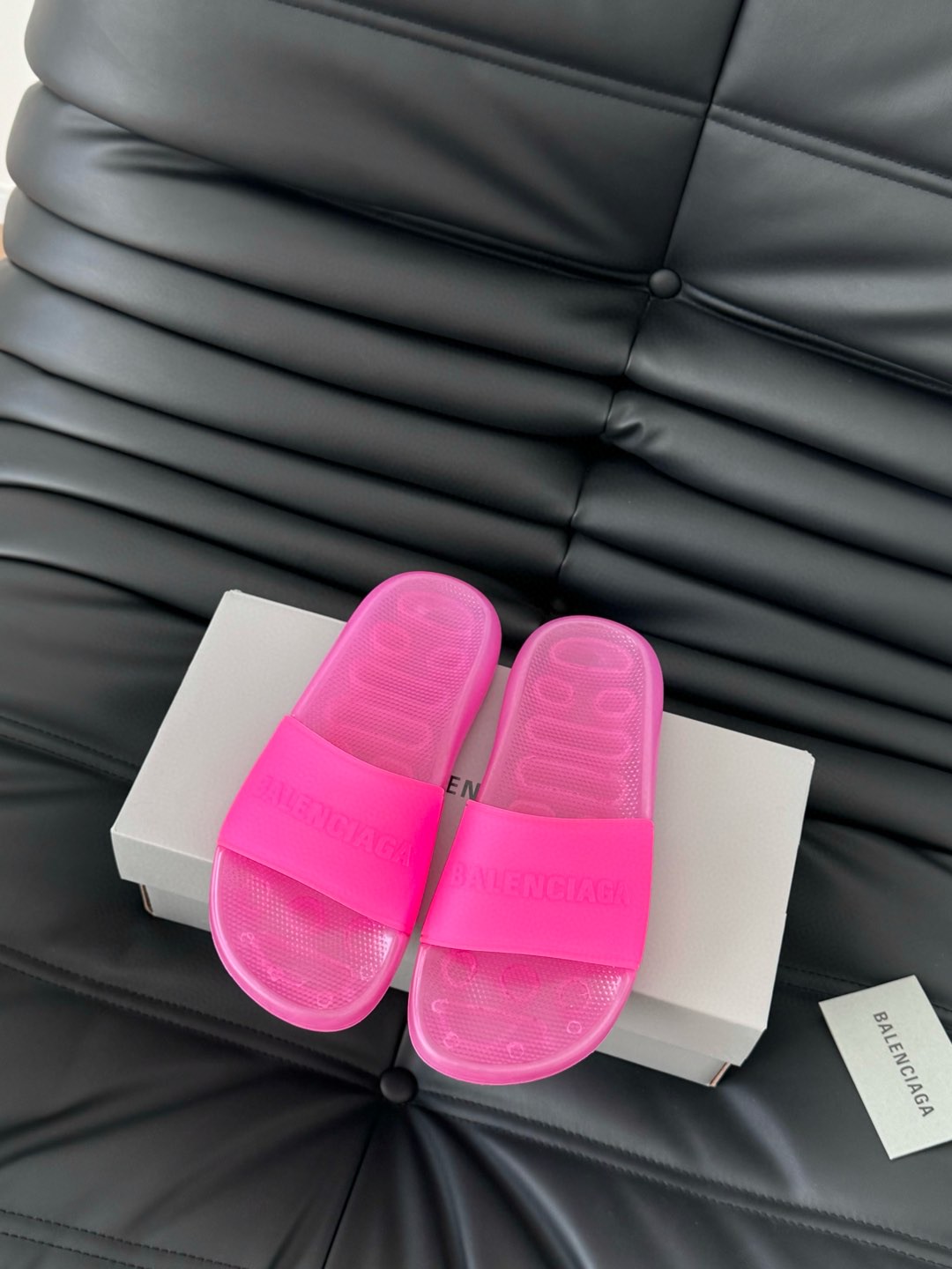 NO:263474,, There are quantity and price. Women's size: 35-40 (Rose Red is not men's) BALENCIAGE Pool Crocs Cooperation model thick sole pullover original 1:1 restored, air cushion sole, full of comfort, all upper grain, sole pattern, and full of detail. Believe me, it must be a pair of beach slippers that can make you weld your feet all summer. Wide body shoe shape, thick sole **3cm, tall and thin legs, dwarfs favorite., Slippers, balenciaga, balenciaga, slippers19860909,有量有价 女款size:35-40（玫红没有男款） BALENCIAGE 巴黎世家 Pool Crocs 合作款厚底拖 原版1:1还原,气垫鞋底,舒适度满满,所有鞋面颗粒感,鞋底纹路,细节感拉满 相信我,一定是一双可以让你整个夏天焊死脚上的沙滩拖鞋 宽体的鞋型,厚底**3cm,显高又显腿细,矮星人的最爱.,拖鞋,balenciaga,balenciaga,slippers,Women's Shoes