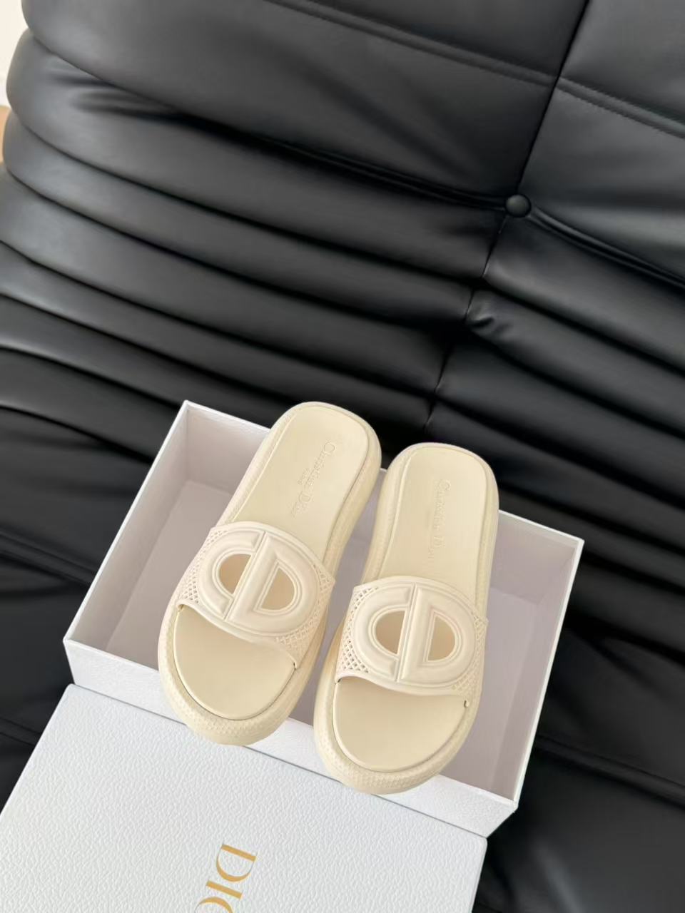 NO:227824,size:36-41 Single size single model   the size inside the shoelaces are the same as the original version) Dior's latest 2025 spring latest thick-soled wide-version slippers 1. Buy the original version, the shoe sole lace mold is best made with a 1:1 mold opening, heavy-duty single-size single model, no change in size, soft and comfortable, full of details!  2. The popular internet celebrity model, the original mold on the inner side of the shoelace is privately printed and coded, full of details, and everyone has a pair of essentials. The first choice for LSP 3. Material: TPU IP vacuum foaming, IP sprays with ultra-light large sole, which is lighter and more comfortable than the original, and is integrated, and is lighter and more comfortable than the original!  slippers,dior,slippers19860909size:36-41 单码单模 鞋带内里有码数和原版一致) Dior最新2025春季最新款厚底宽版拖鞋 1. 购入原版,鞋子鞋底鞋带模具1:1开模最好制作,重金单码单模,不改码数,柔软舒适,细节满满！ 2.网红大爆款 ,鞋带内侧原版模具私印编码,细节感满满,必备人手一双 ,LSP首选款 3. 材质: TPU IP真空发泡,IP射出超轻大底,比原版更轻便舒适,一体成型,比原版更轻便舒适！,拖鞋,dior,slippers,Women's Shoes