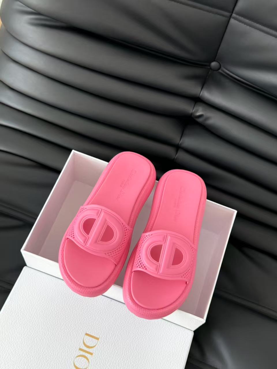 NO:227829,New size: 36-41 Single size single model   the size inside the shoelaces are the same as the original version) Dior's latest 2025 spring latest thick-soled wide-version slippers 1. Buy the original version, the shoe sole lace mold is best made with a 1:1 mold opening, heavy-duty single-size single model, no change in size, soft and comfortable, full of details!  2. The popular internet celebrity model, the original mold on the inner side of the shoelace is privately printed and coded, full of details, and everyone has a pair of essentials. The first choice for LSP 3. Material: TPU IP vacuum foaming, IP sprays with ultra-light large sole, which is lighter and more comfortable than the original, and is integrated, and is lighter and more comfortable than the original!  slippers,dior,slippers19860909新款 size:36-41 单码单模 鞋带内里有码数和原版一致) Dior最新2025春季最新款厚底宽版拖鞋 1. 购入原版,鞋子鞋底鞋带模具1:1开模最好制作,重金单码单模,不改码数,柔软舒适,细节满满！ 2.网红大爆款 ,鞋带内侧原版模具私印编码,细节感满满,必备人手一双 ,LSP首选款 3. 材质: TPU IP真空发泡,IP射出超轻大底,比原版更轻便舒适,一体成型,比原版更轻便舒适！,拖鞋,dior,slippers,Women's Shoes